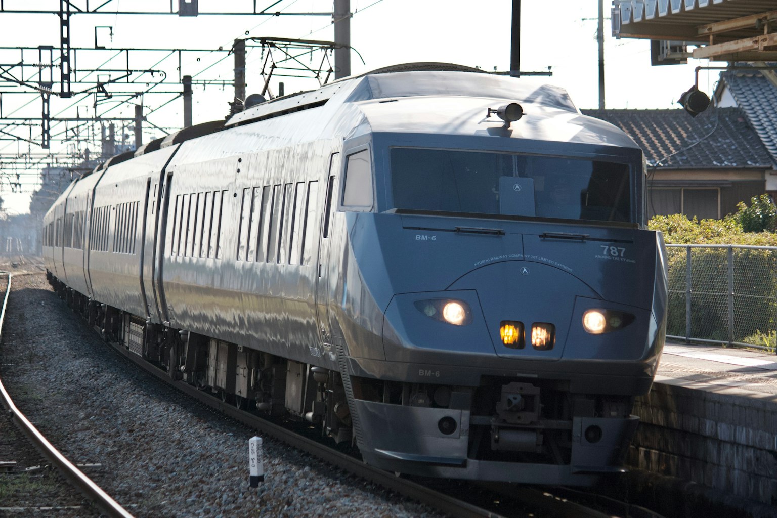 Treno espresso argento lucido in arrivo alla stazione