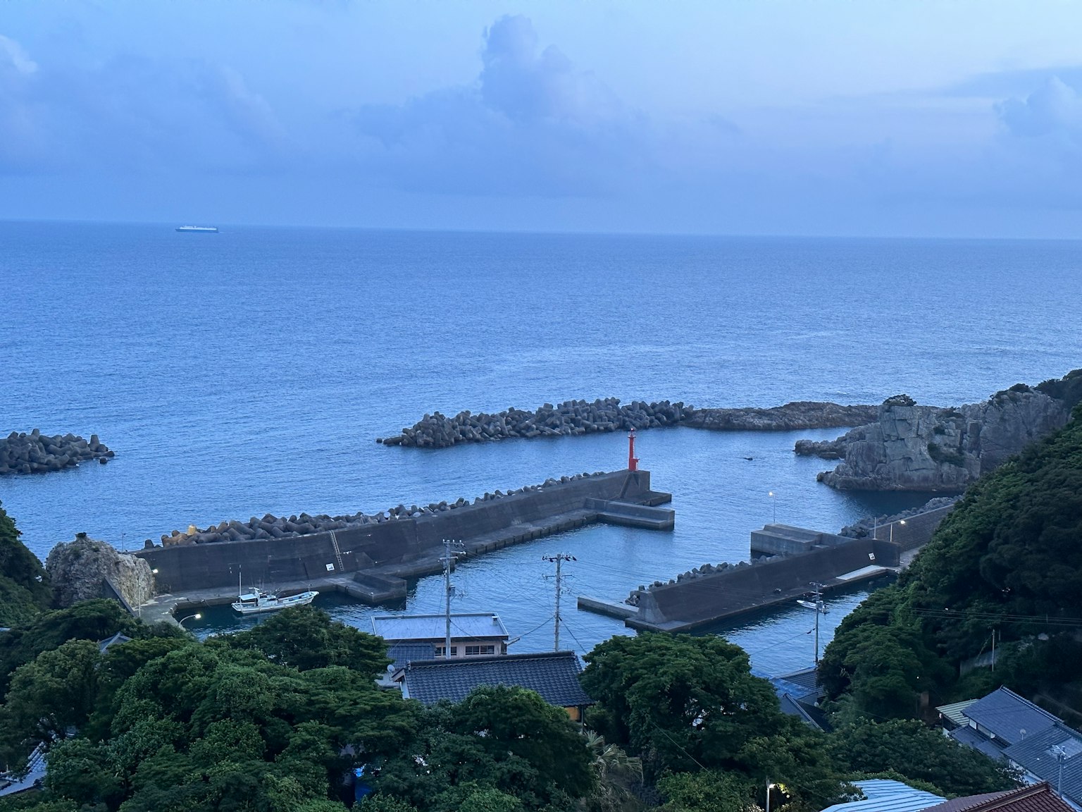 Khung cảnh biển xanh và cảng yên tĩnh với những chiếc thuyền nhỏ neo đậu