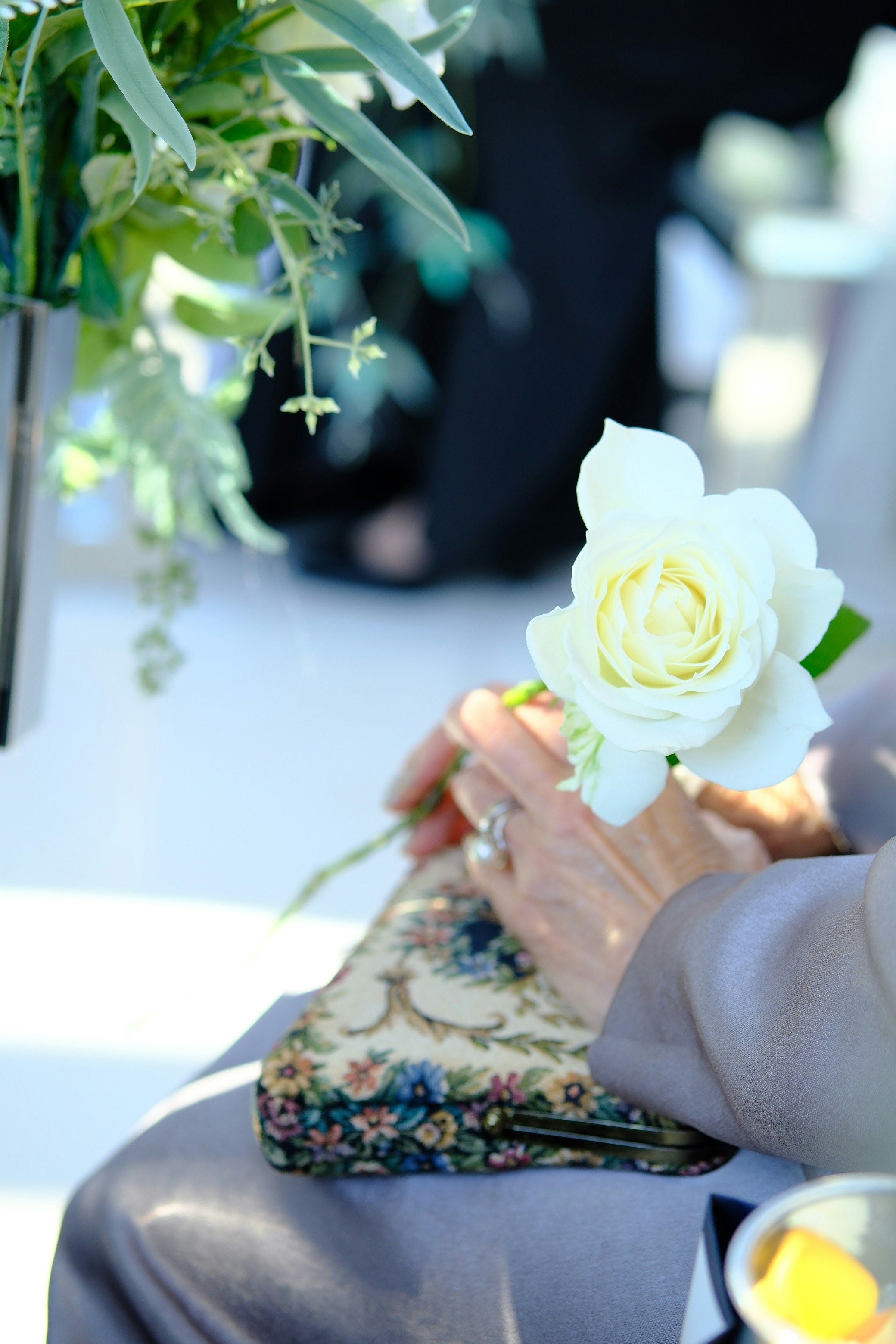 decoración de boda con un ramo de rosas blancas en manos