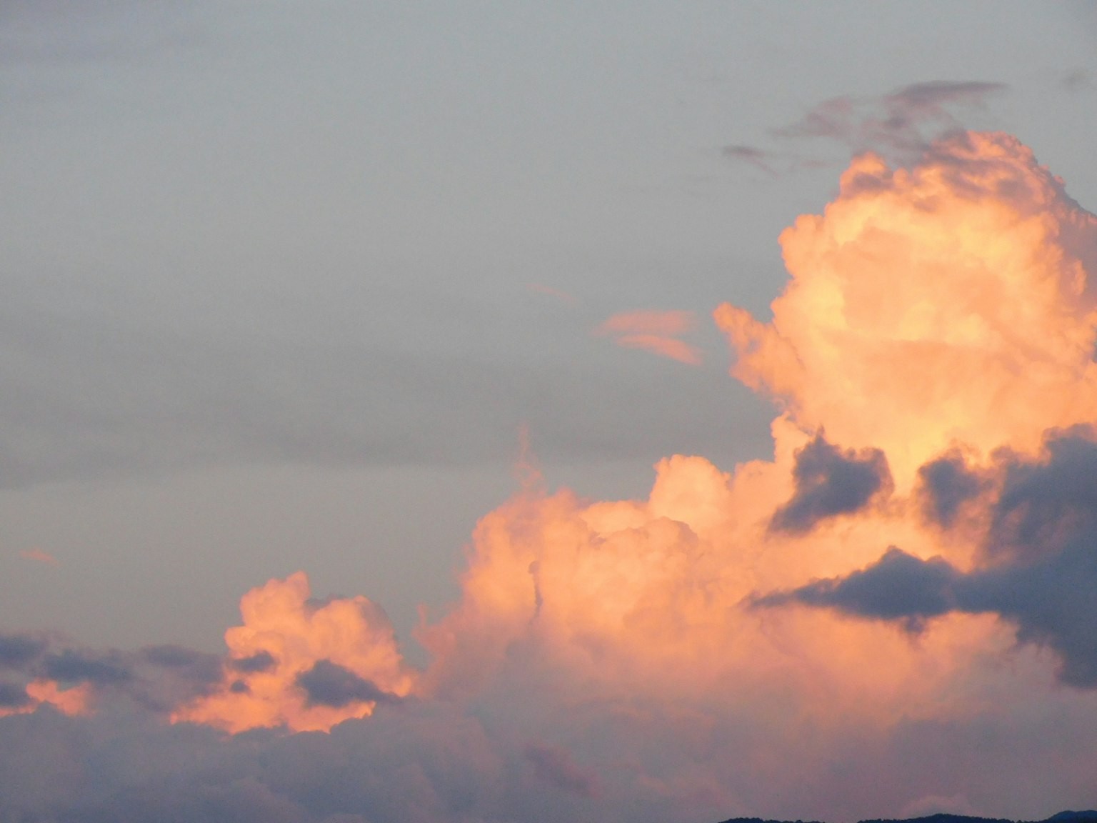 Nuvole bellissime illuminate dai colori del tramonto