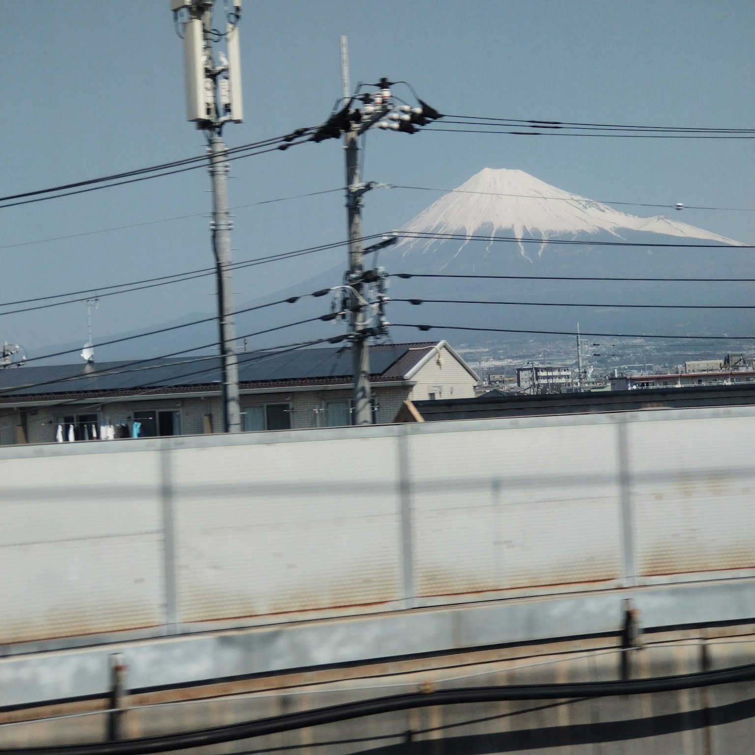Paisaje urbano con el monte Fuji al fondo