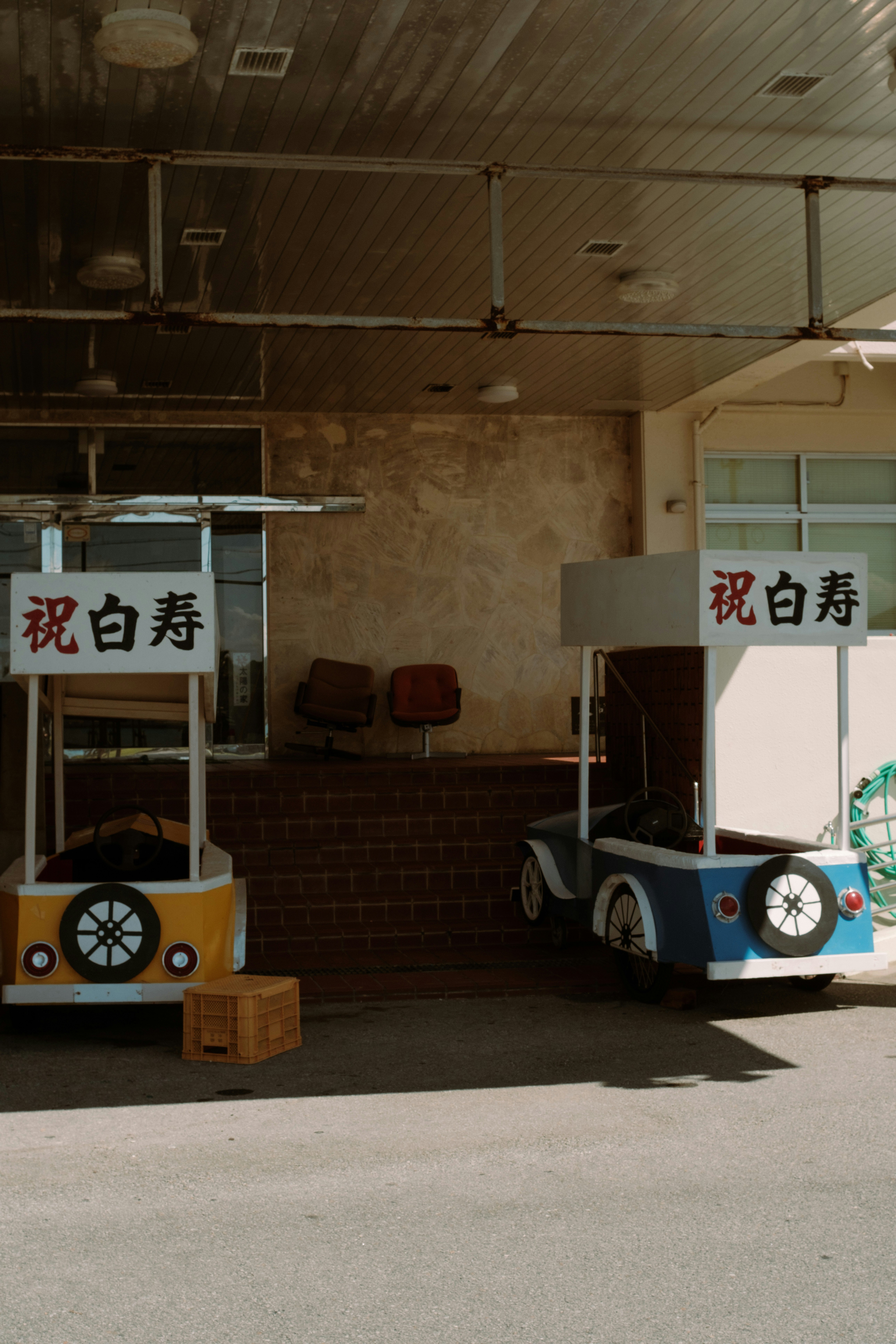 屋内の移動式屋台と「祝白寿」看板