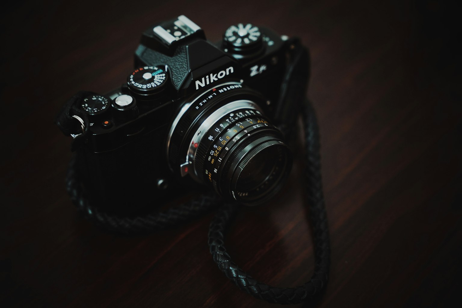 Primer plano de una cámara de película Nikon sobre un fondo oscuro