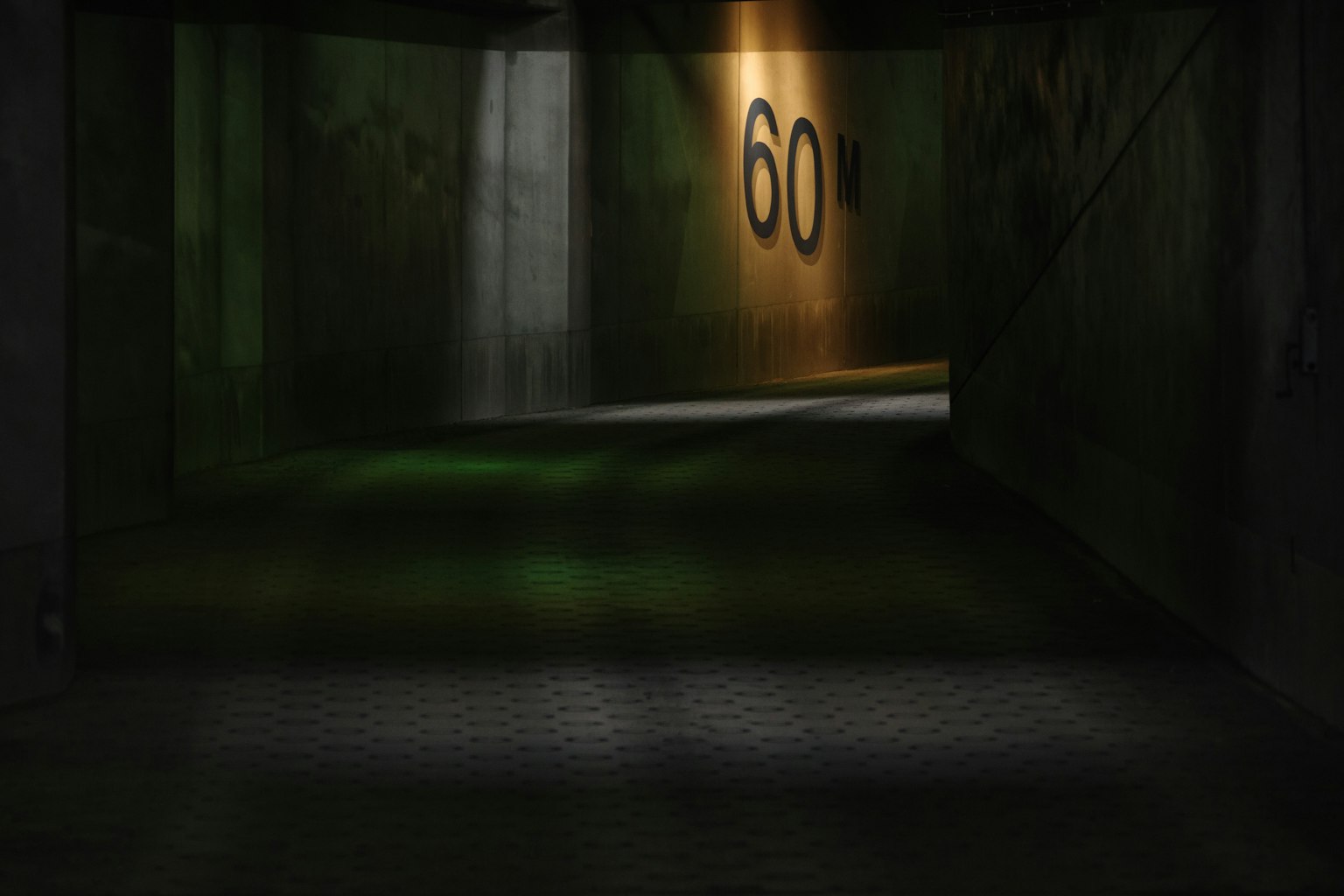 Tunnel poco illuminato con il numero 60 in evidenza