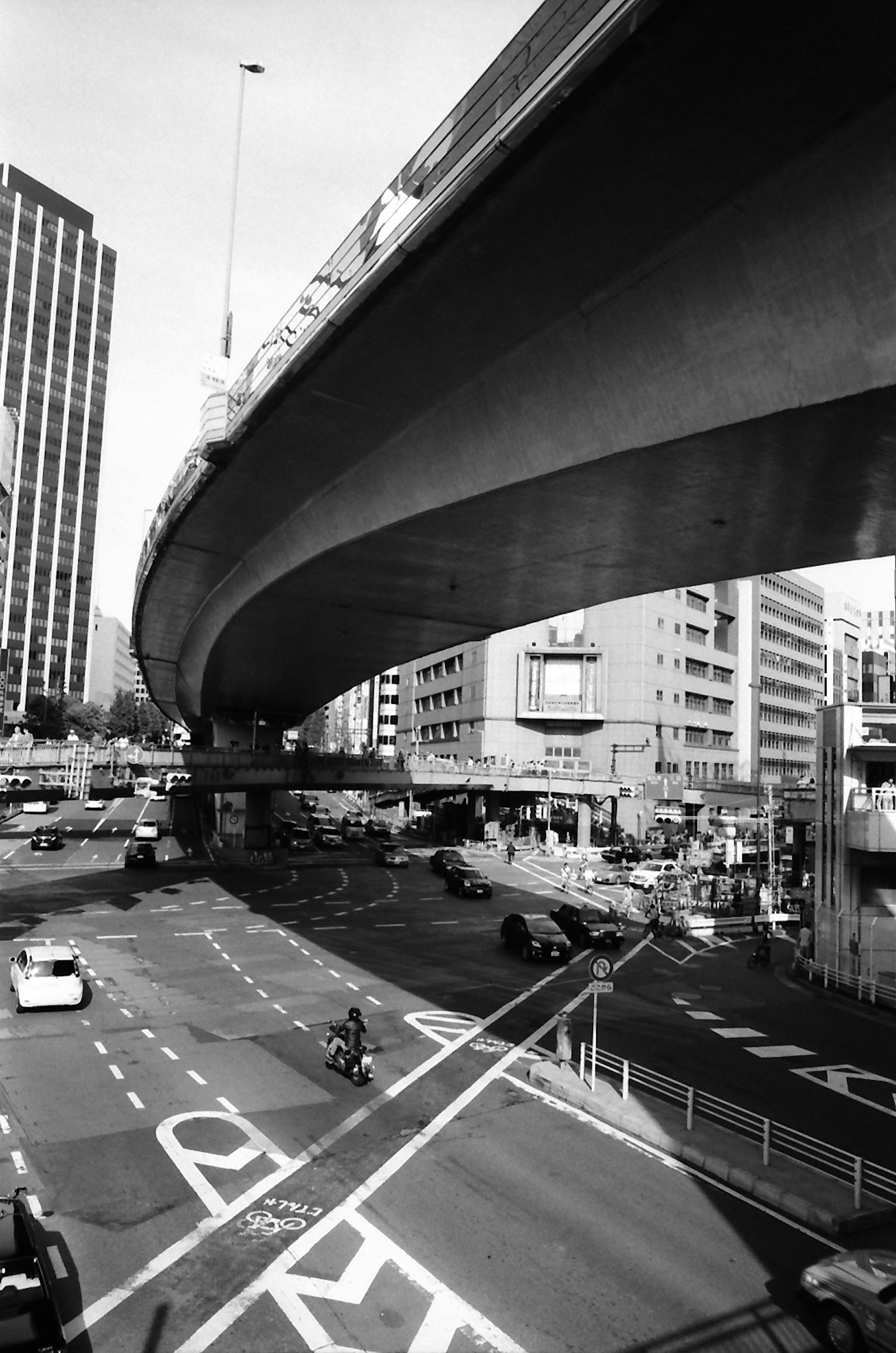 ภาพขาวดำของถนนยกระดับในเมืองและสี่แยก
