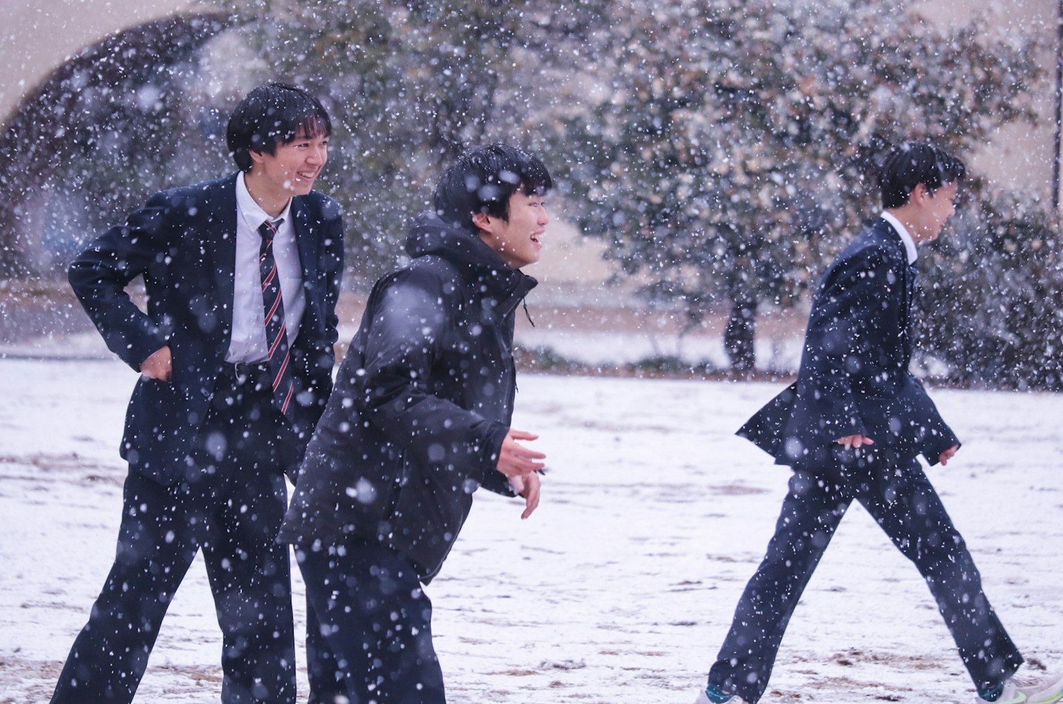 雪の中で遊ぶ学生たちの写真