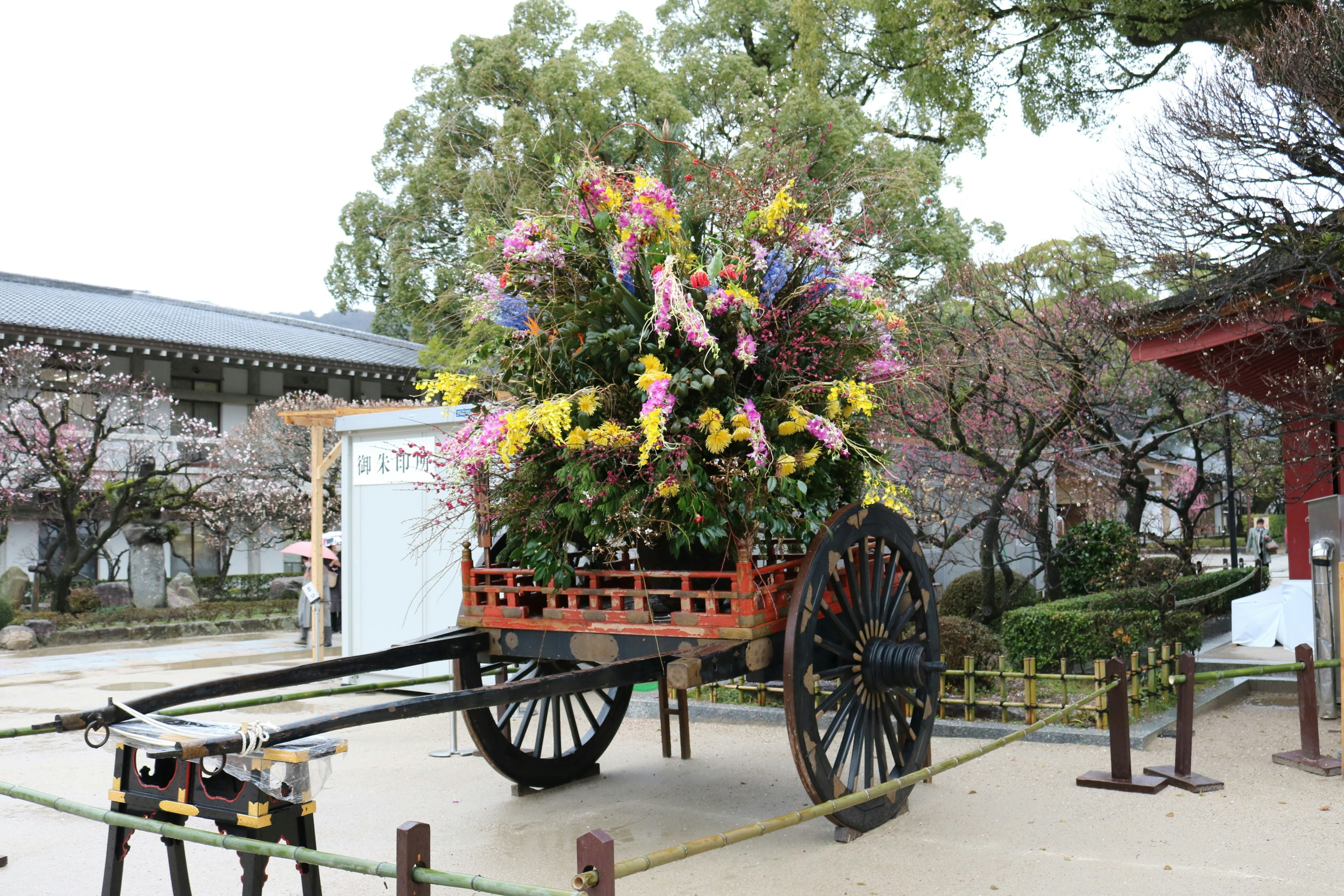花卉与复古马车的花园展区