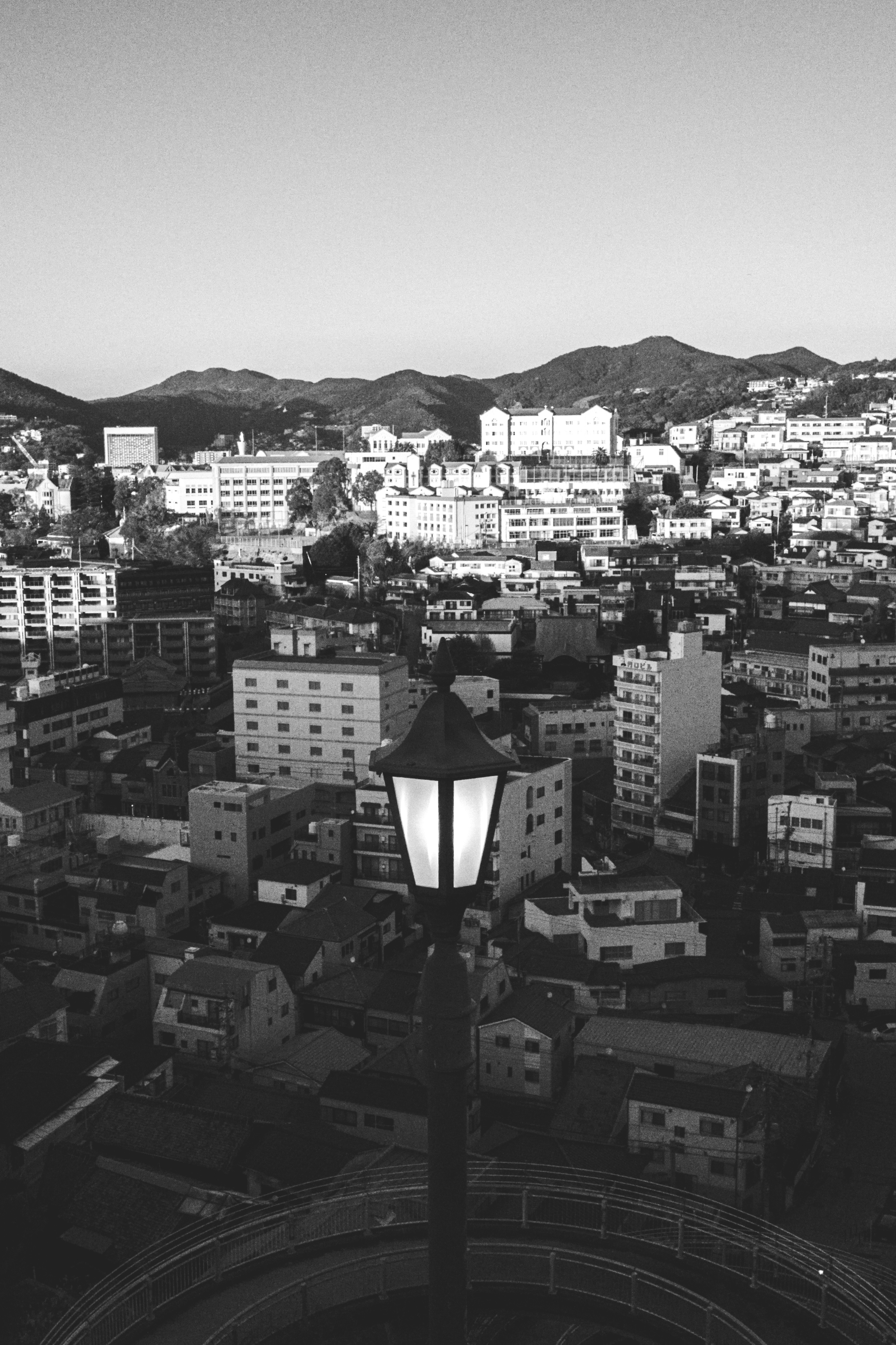 街の風景と街灯のモノクロ写真