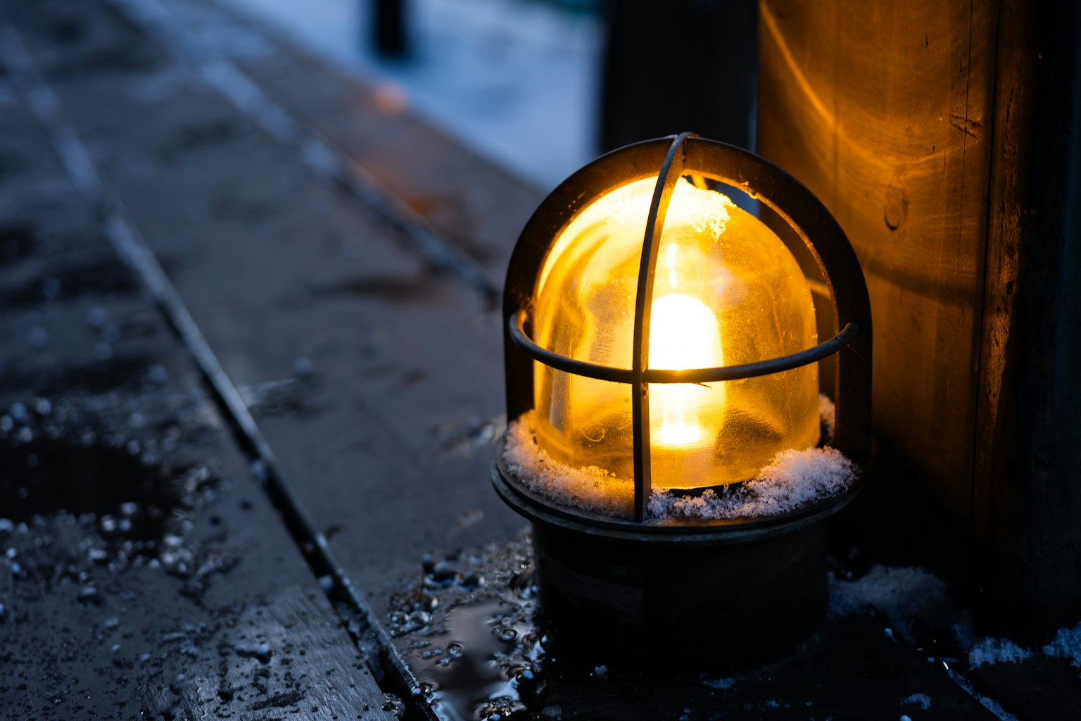 Una lampada che emette luce calda posata sulla neve