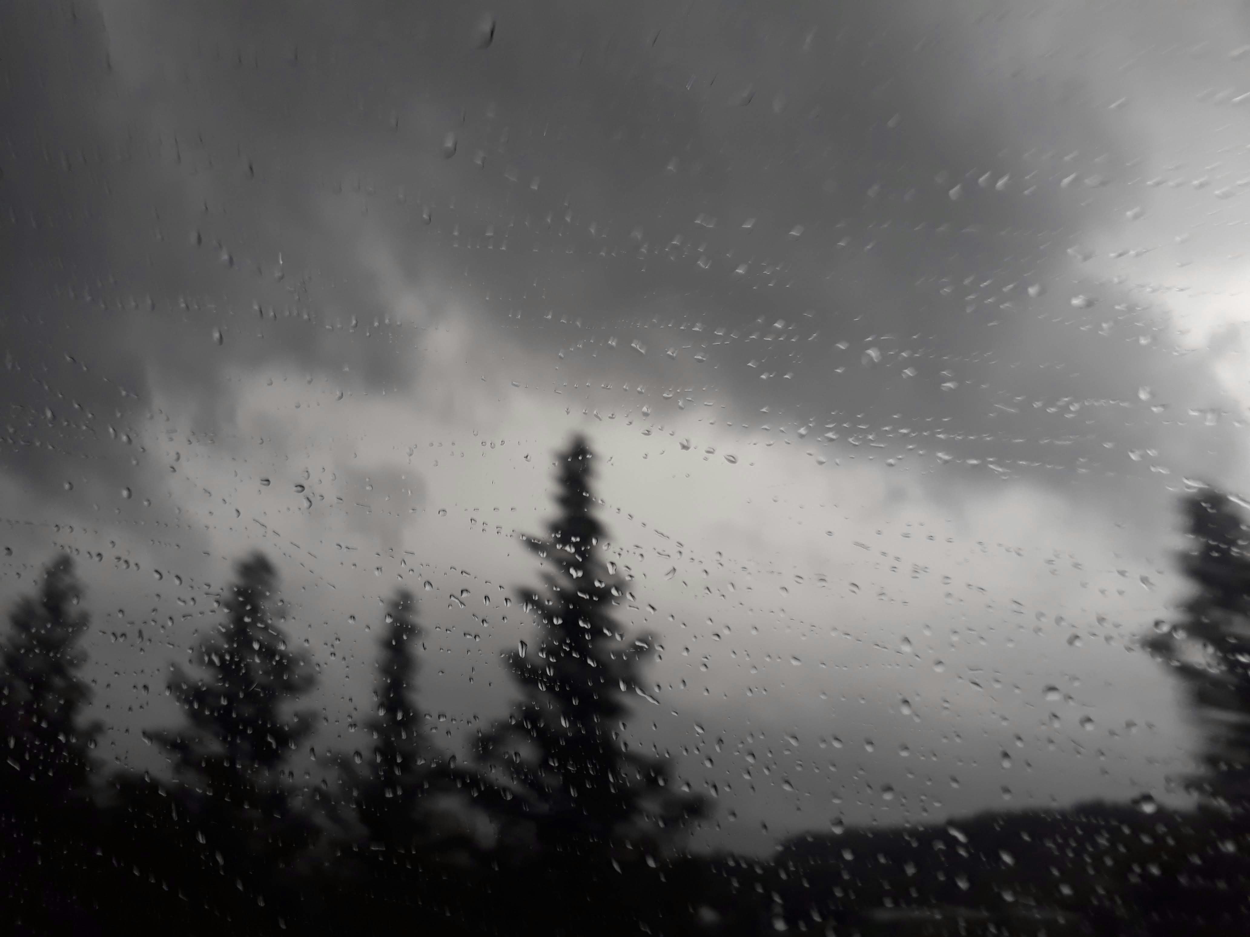 雨粒のついた窓越しに見える街のシルエット