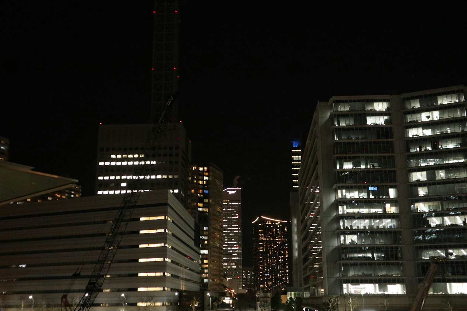 Paysage urbain nocturne avec des gratte-ciel et des lumières vives