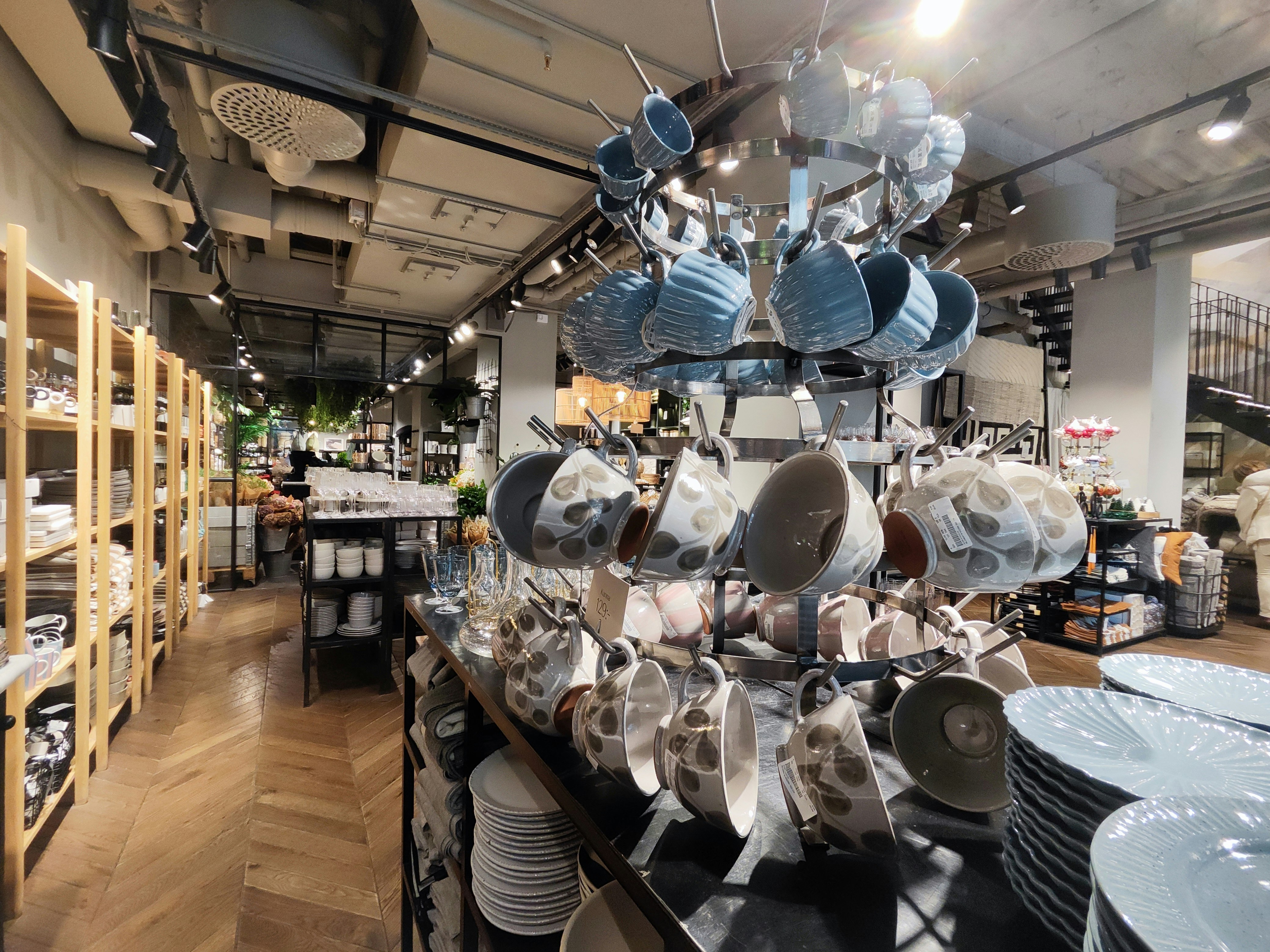 店内の棚に並ぶ食器と調理器具のディスプレイ