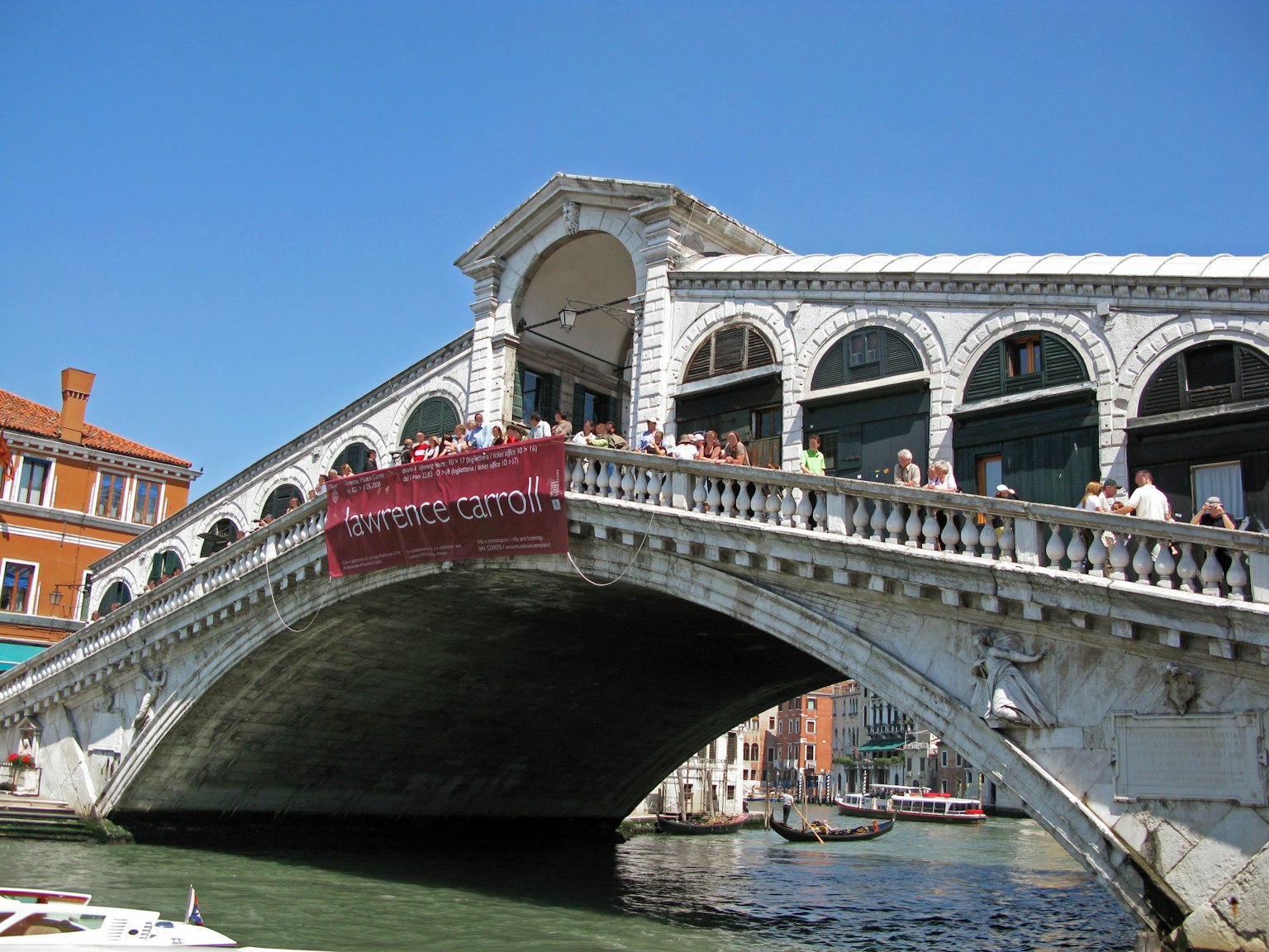 Cảnh đẹp của cầu Rialto ở Venice với mọi người