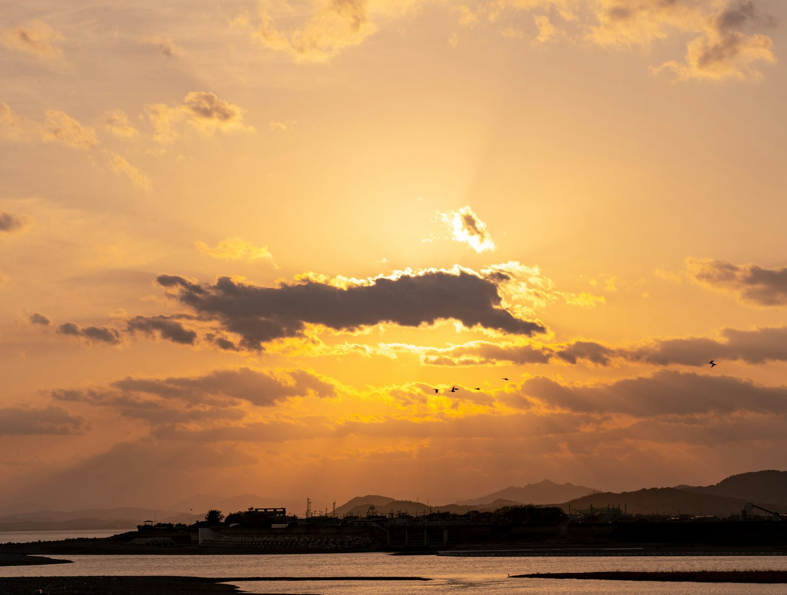 美丽的风景，夕阳透过云层