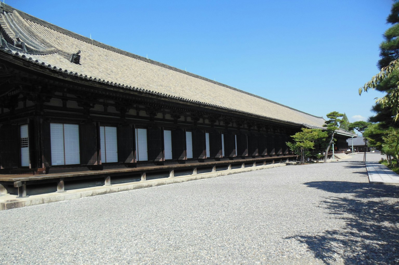 Ruhige Gartenansicht mit einem traditionellen japanischen Gebäude