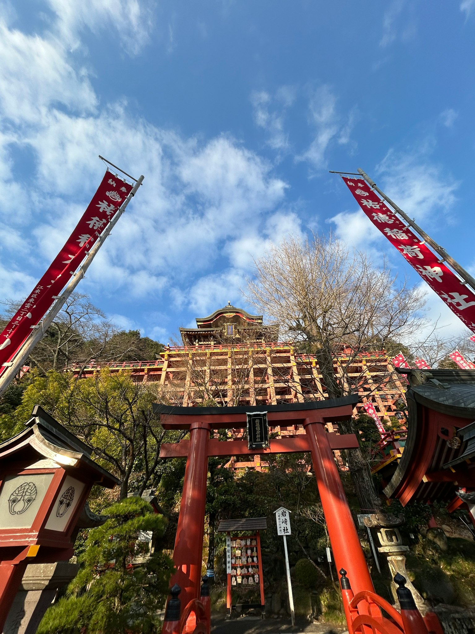 背景中有红色鸟居和高楼的风景