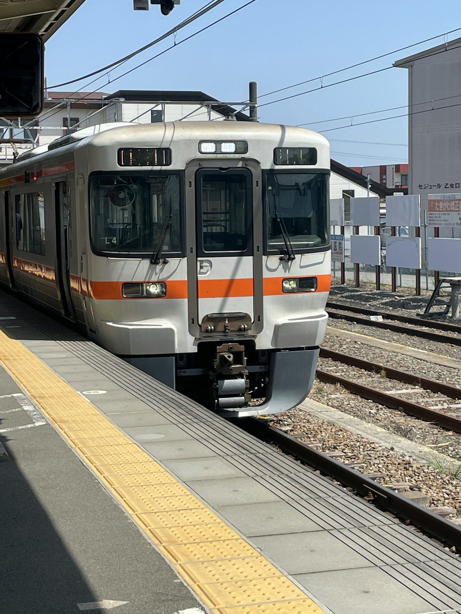 รถไฟที่สถานีมีมุมมองใกล้ชิดของชานชาลาและราง