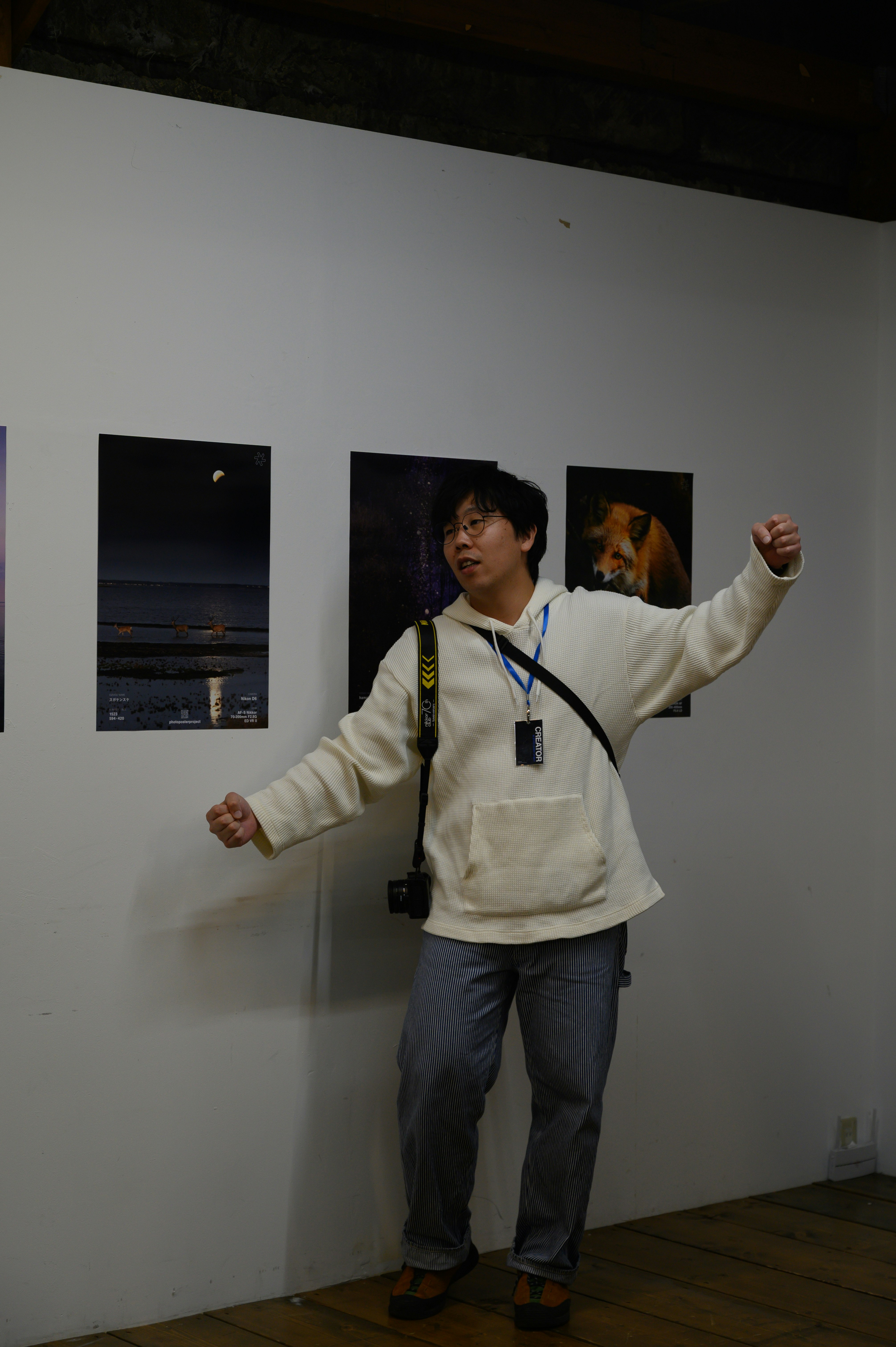 札幌のギャラリーで展示を前に立つ人物の姿