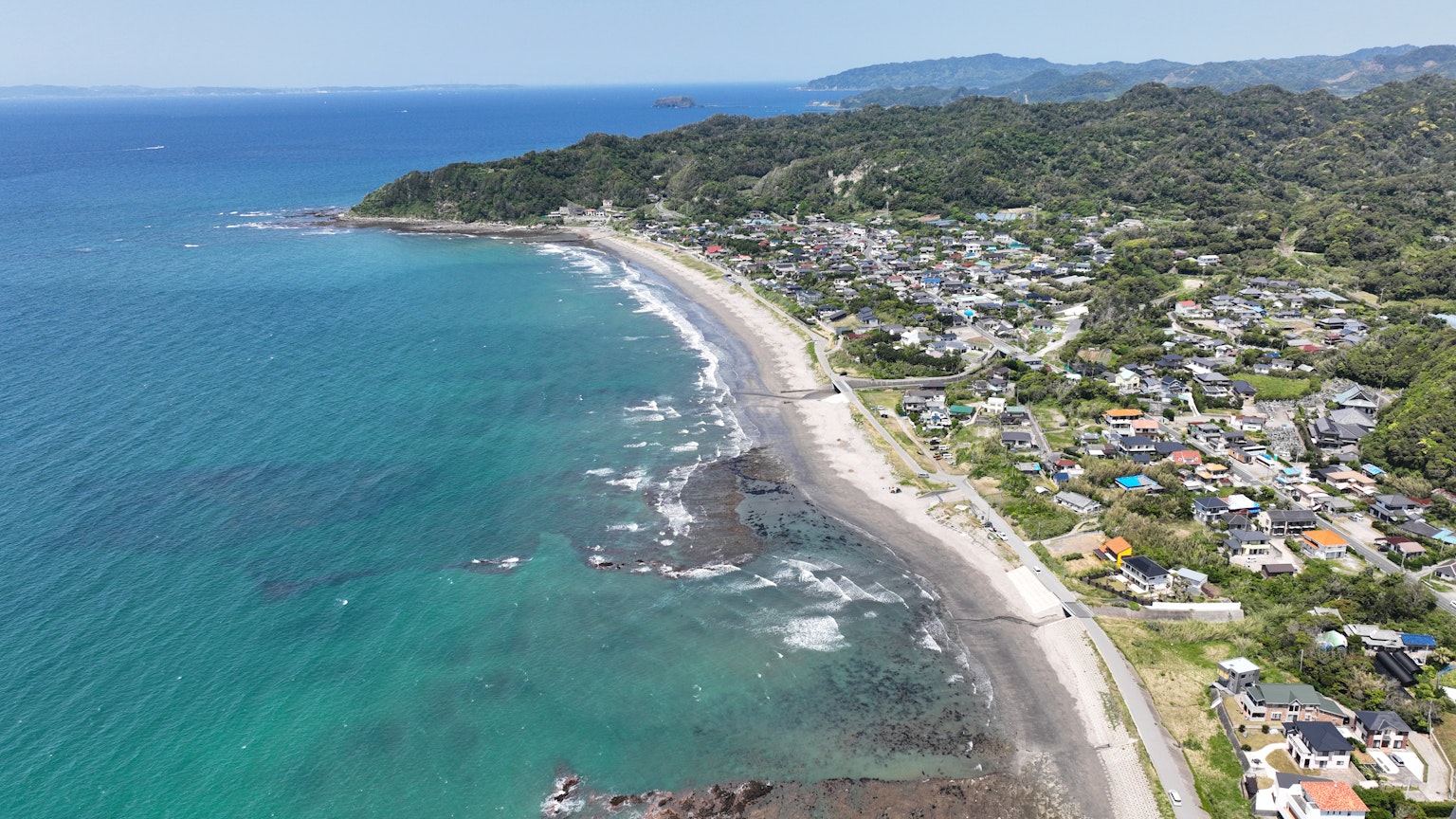 美丽海岸线和住宅区的鸟瞰图