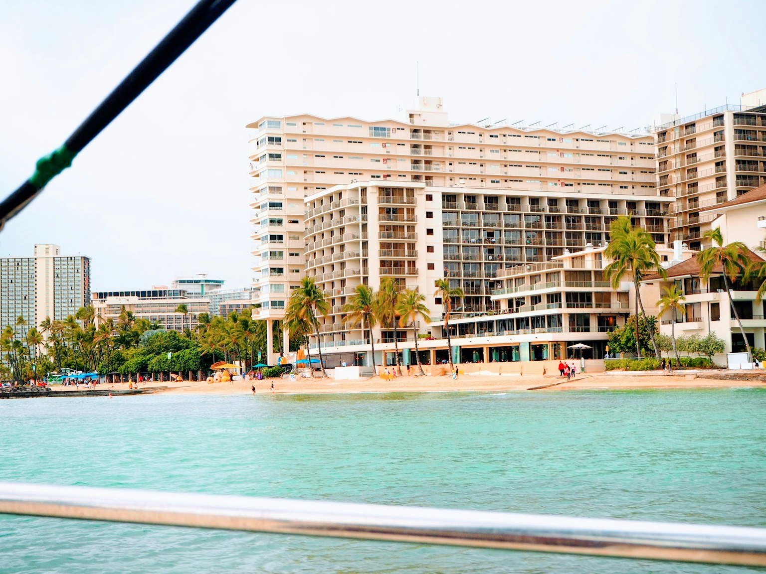 Hoteles de gran altura a lo largo de una playa con agua turquesa