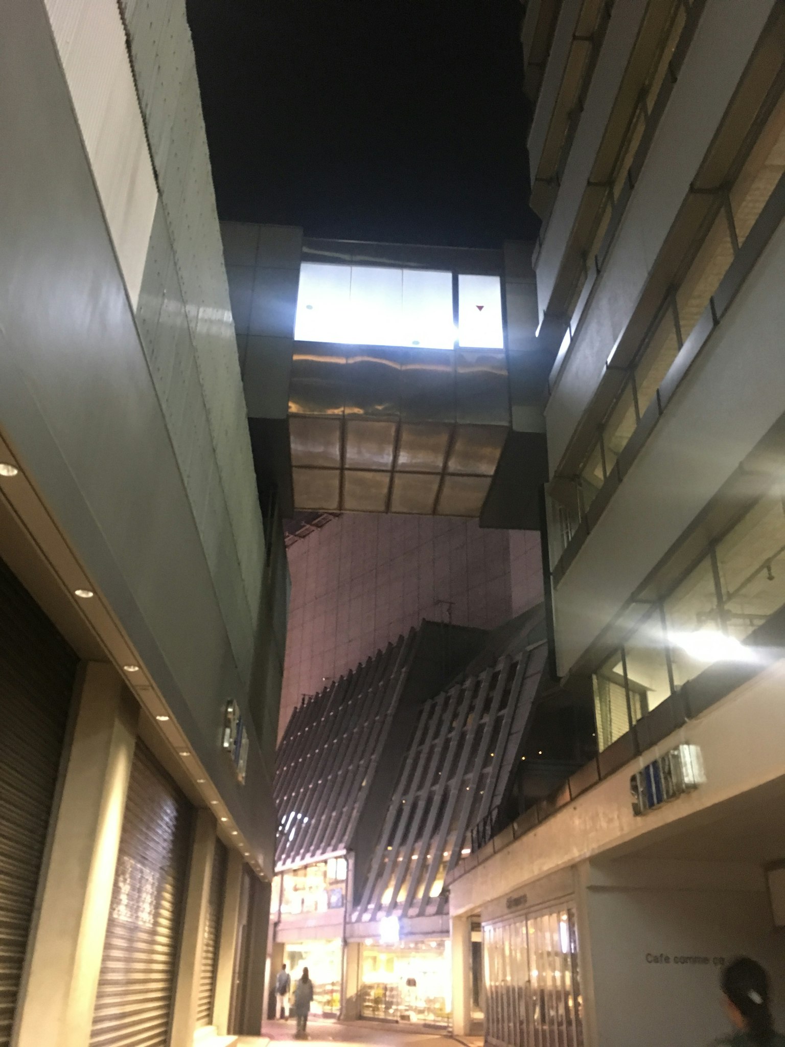 Jalan sempit di lanskap kota dengan gedung tinggi di malam hari