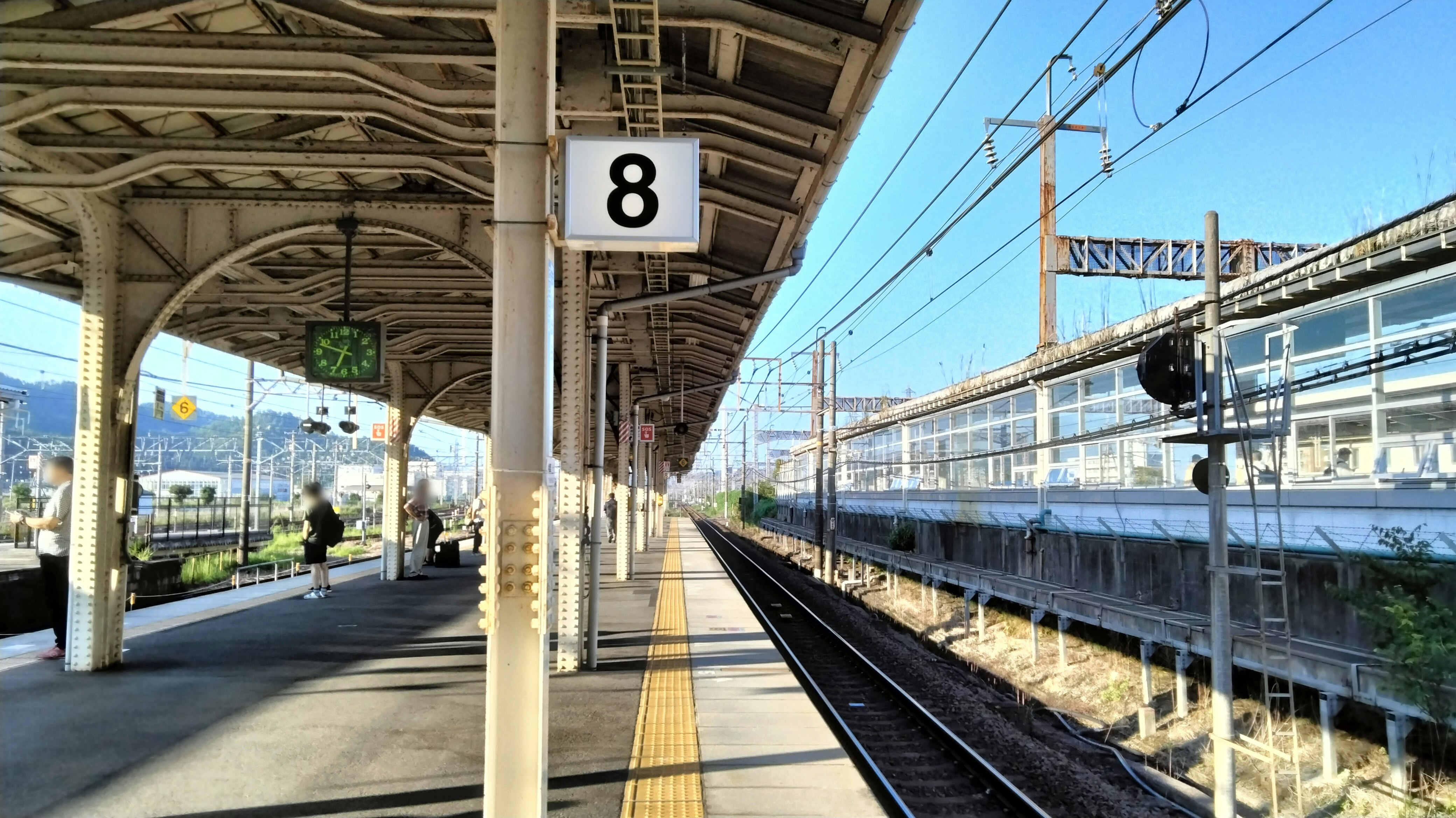 ホームの柱と線路が伸びる駅の風景