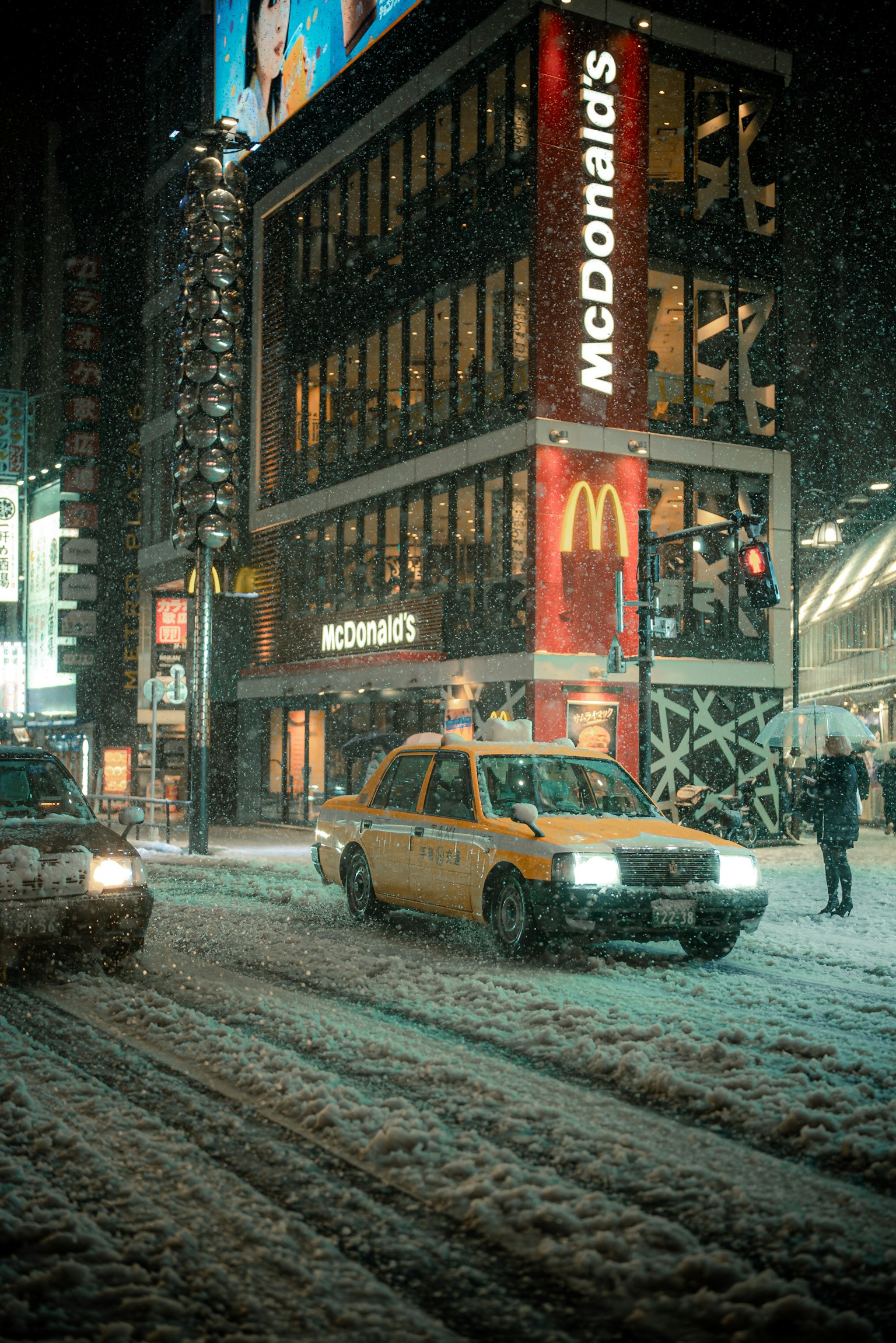 Pemandangan jalan bersalju di New York dengan McDonald's dan taksi