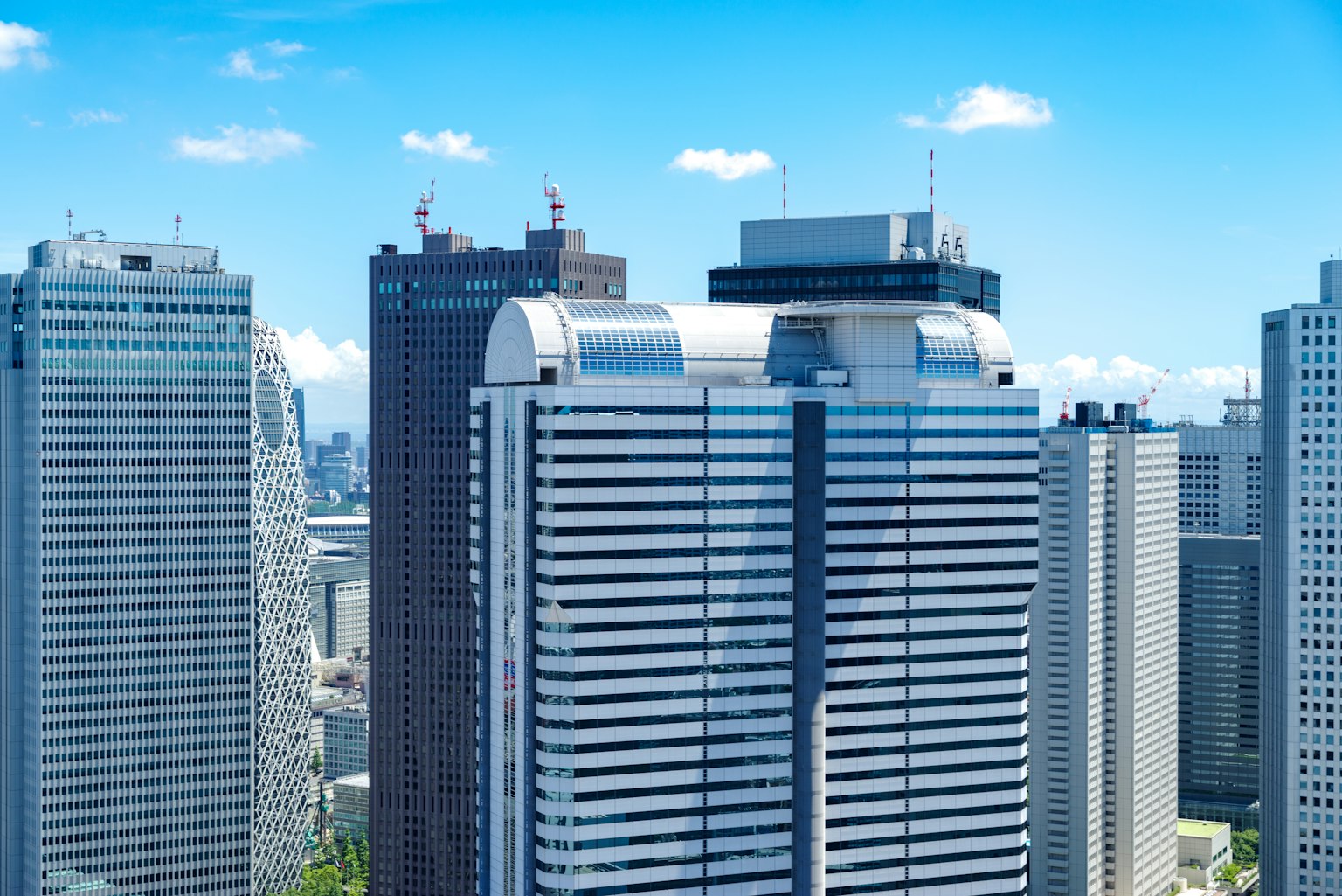 现代摩天大楼在晴朗蓝天下的城市天际线