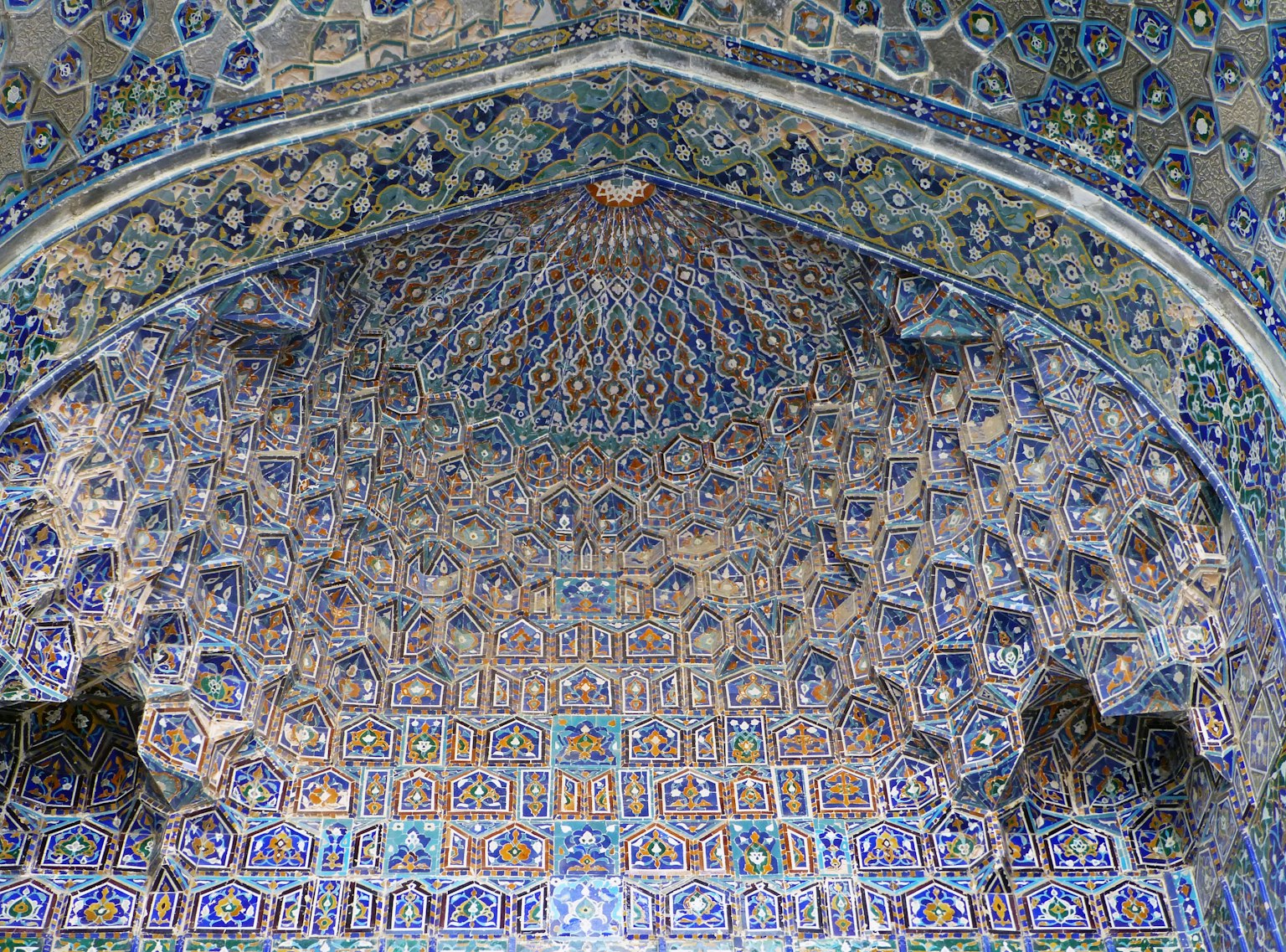 Plafond en mosaïque complexe avec des motifs vibrants et des décorations colorées