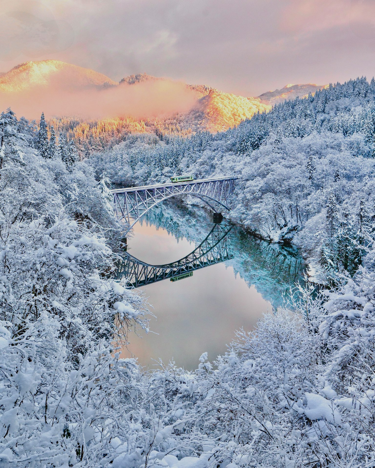 雪覆蓋的風景中的美麗橋樑和寧靜河流
