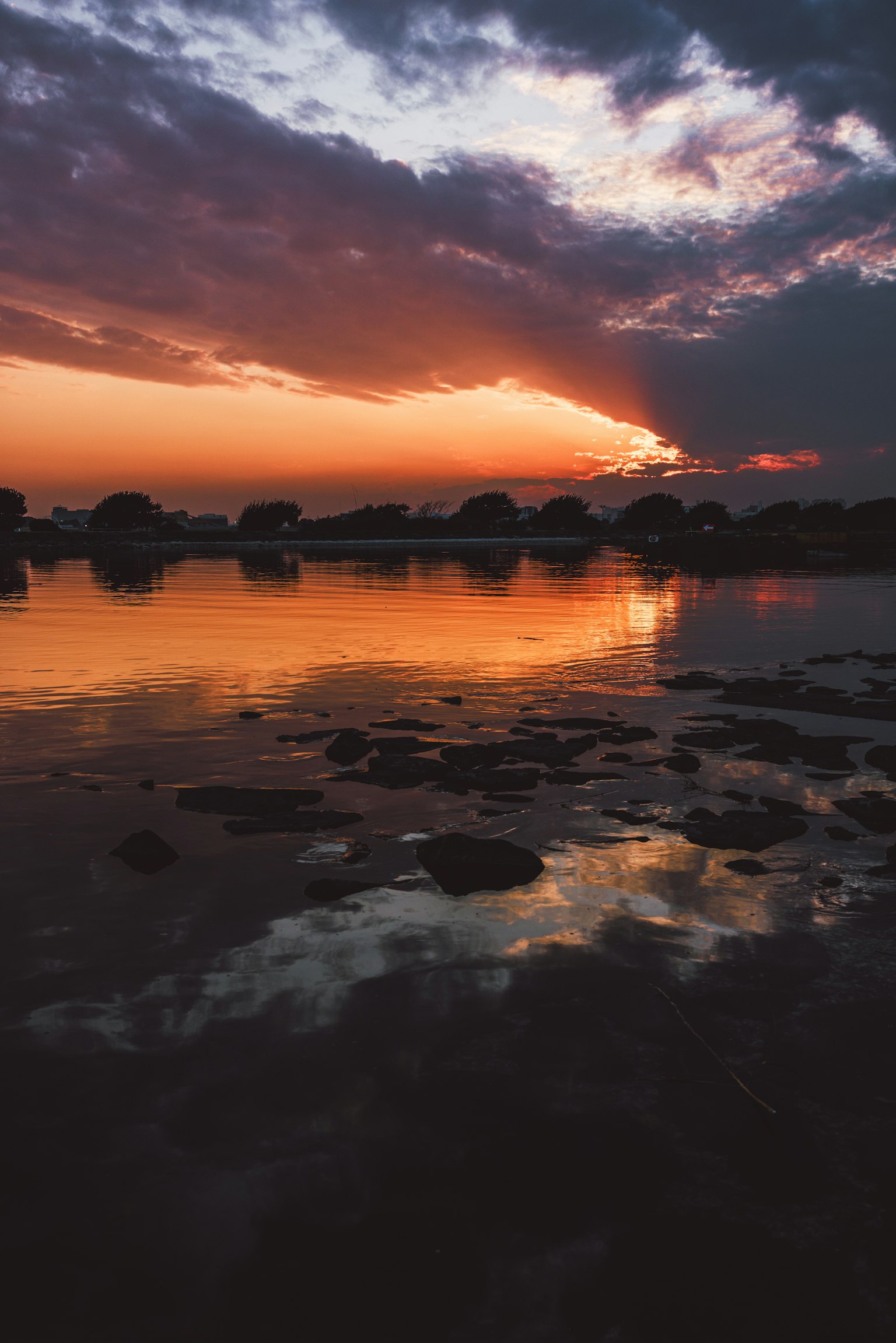 Vue pittoresque d'un lac au coucher du soleil avec des reflets colorés sur la surface de l'eau