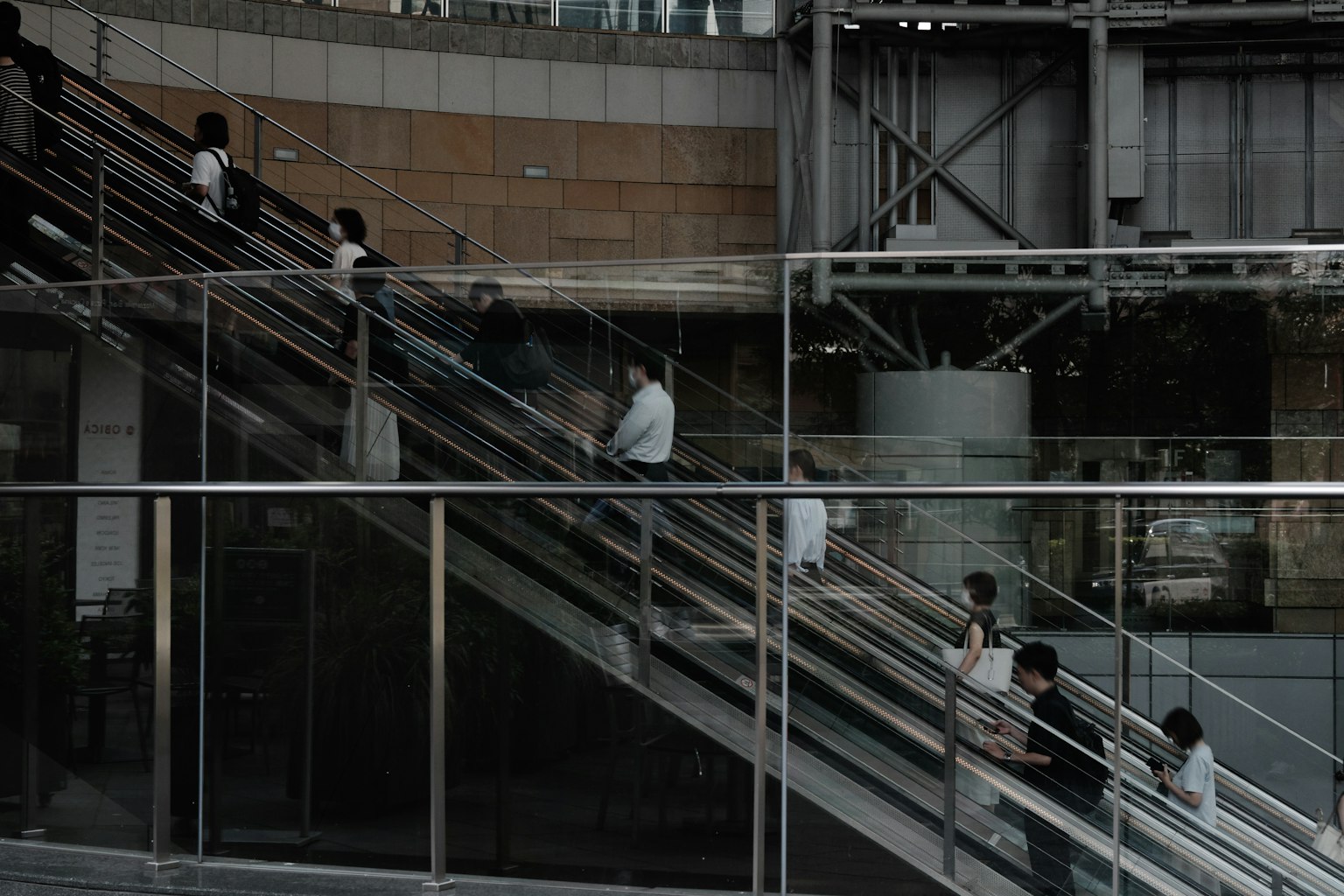 Người đang xuống thang cuốn trong một tòa nhà hiện đại