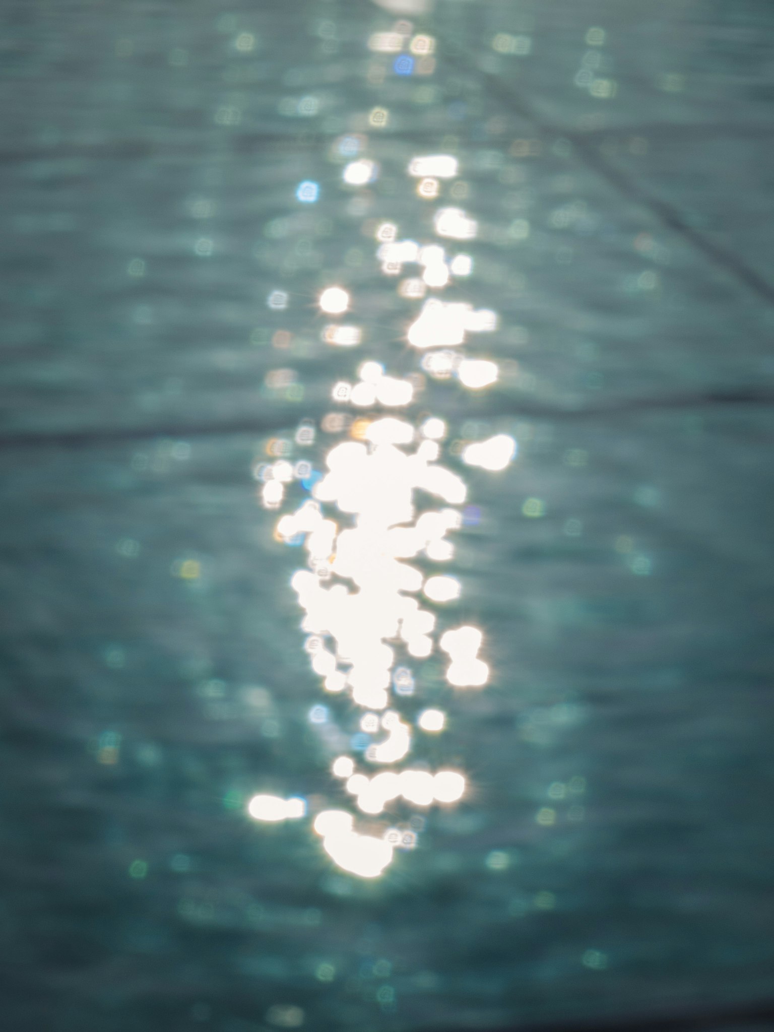 Surface d'eau floue avec des reflets de lumière