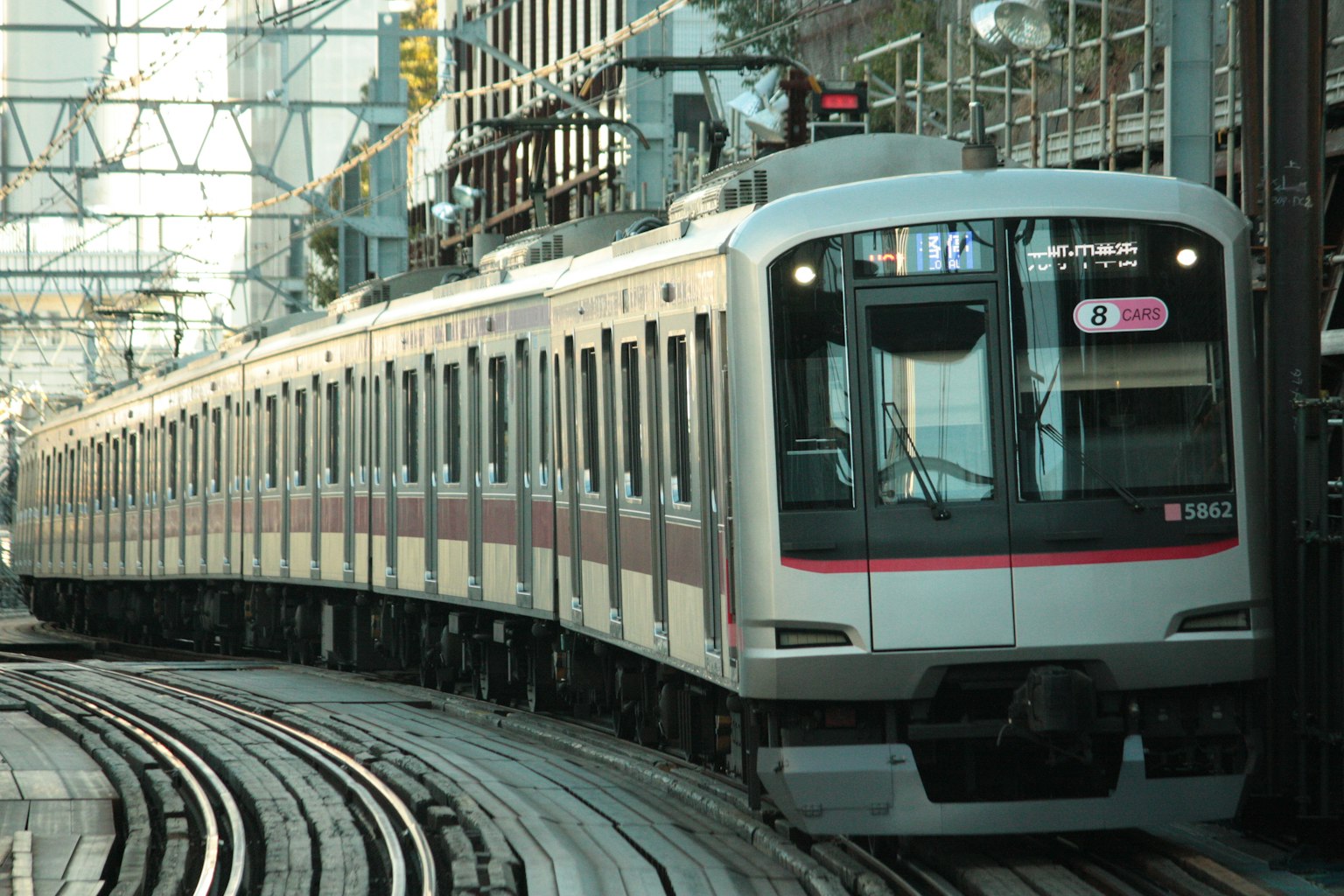 Image d'un train moderne sur des rails courbés