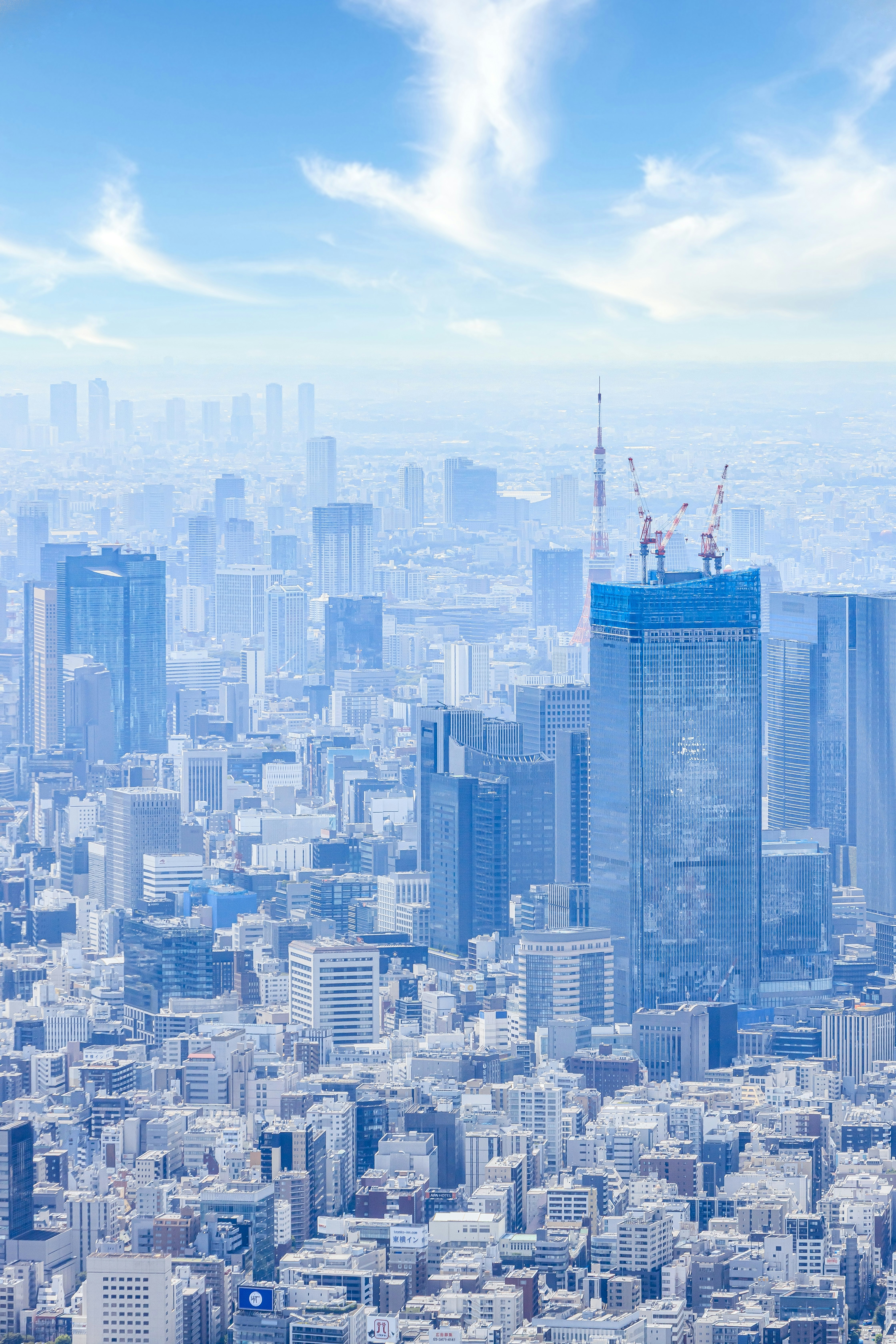 高層ビル群を見下ろす都市のパノラマ