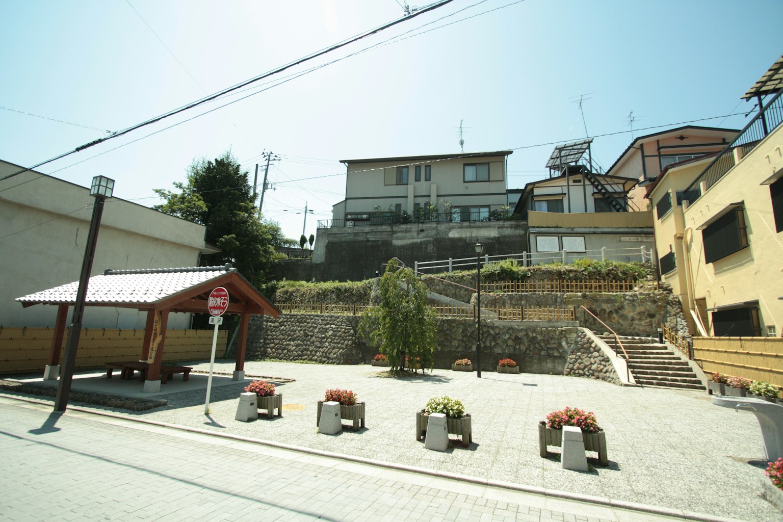 Zone résidentielle tranquille avec un chemin et des maisons