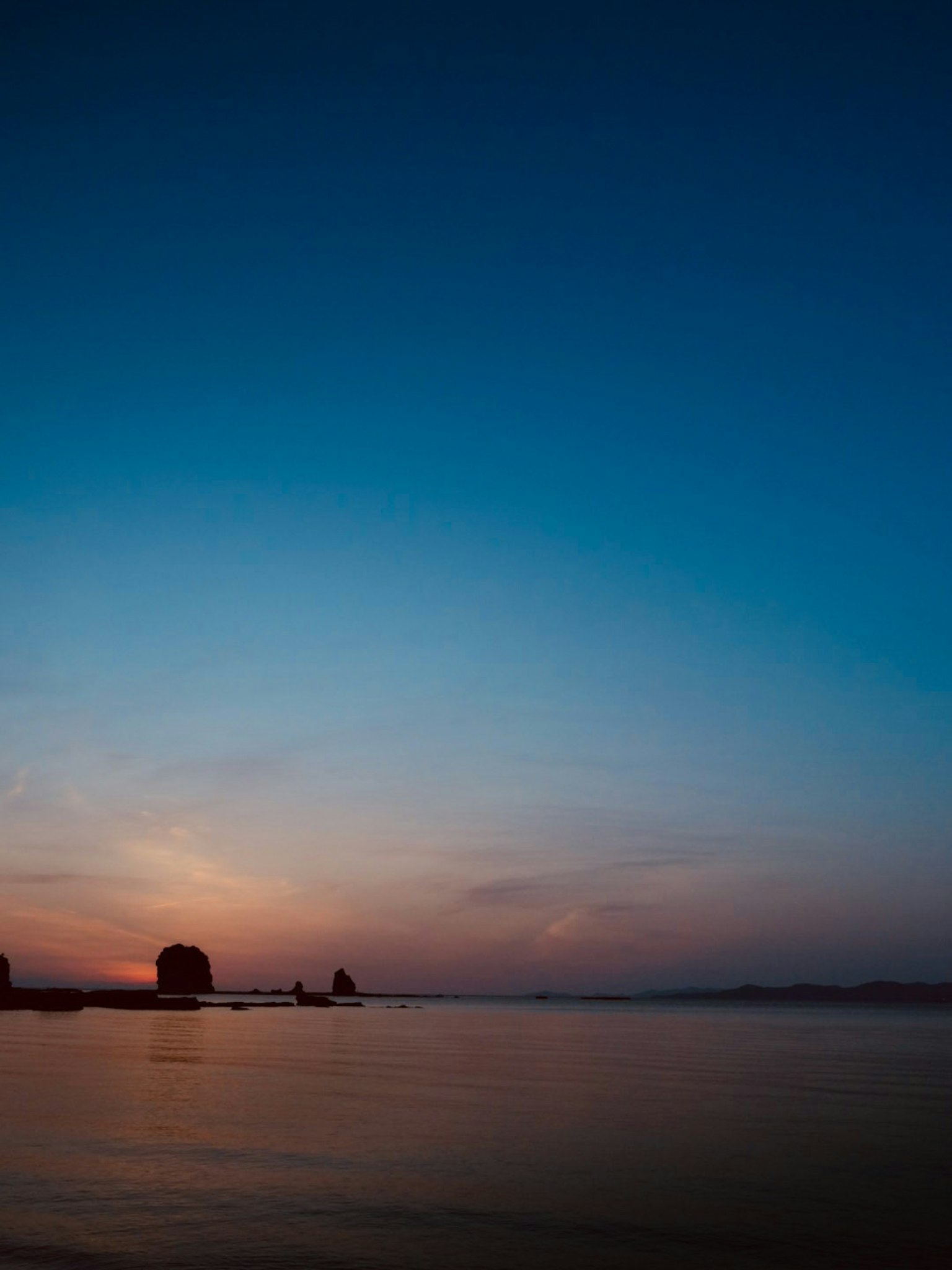Coucher de soleil sur la mer calme avec un ciel dégradé