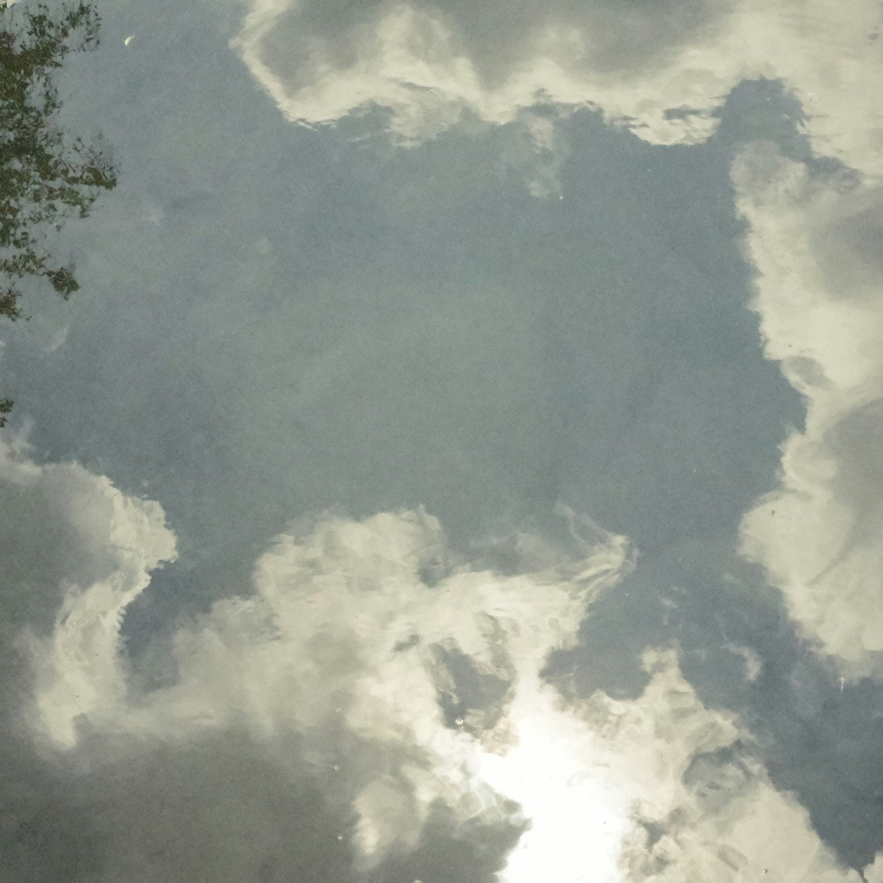 雲が広がる空の上部
