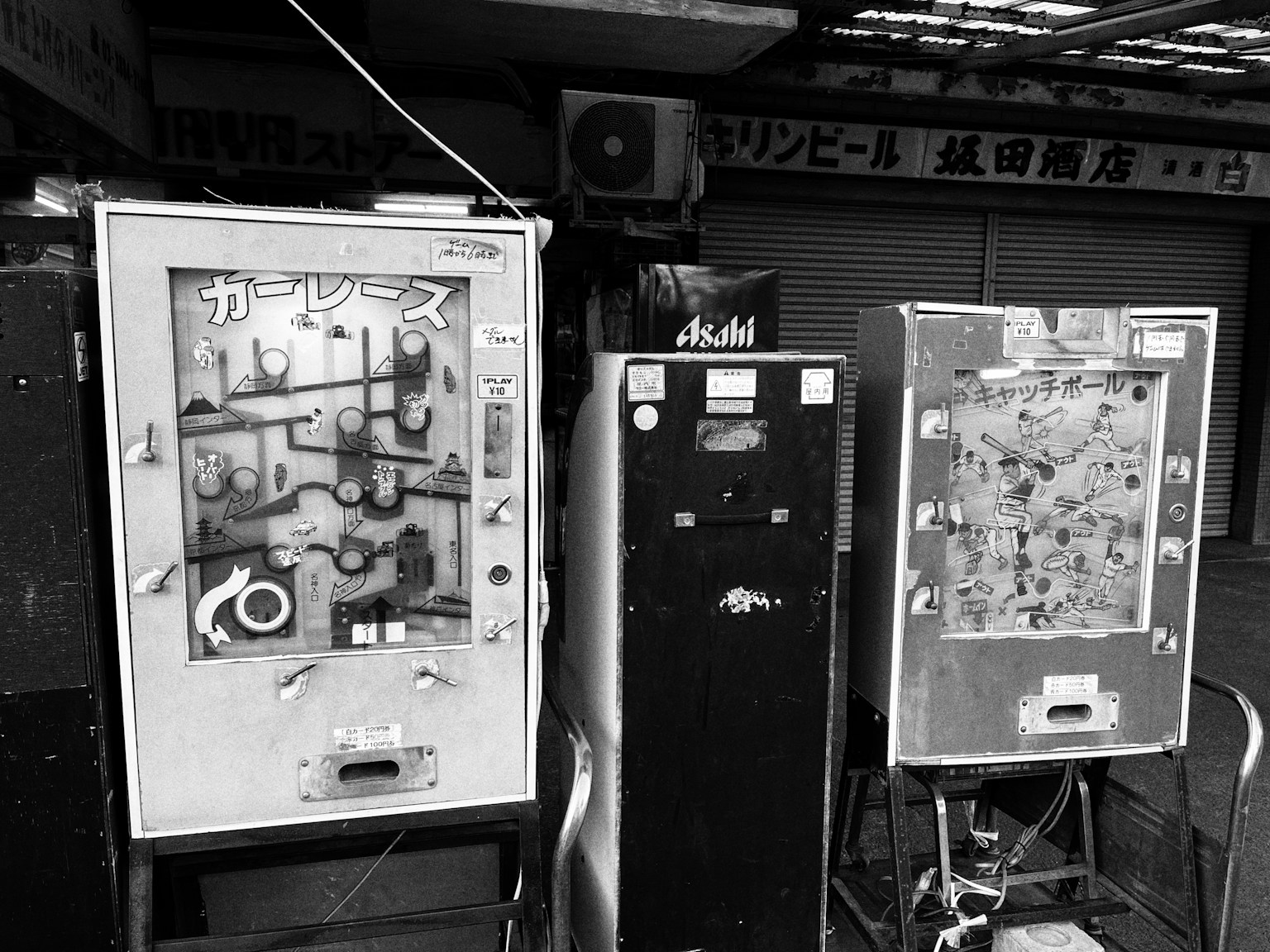 古い自動販売機が並ぶ風景 白黒写真 昭和の雰囲気