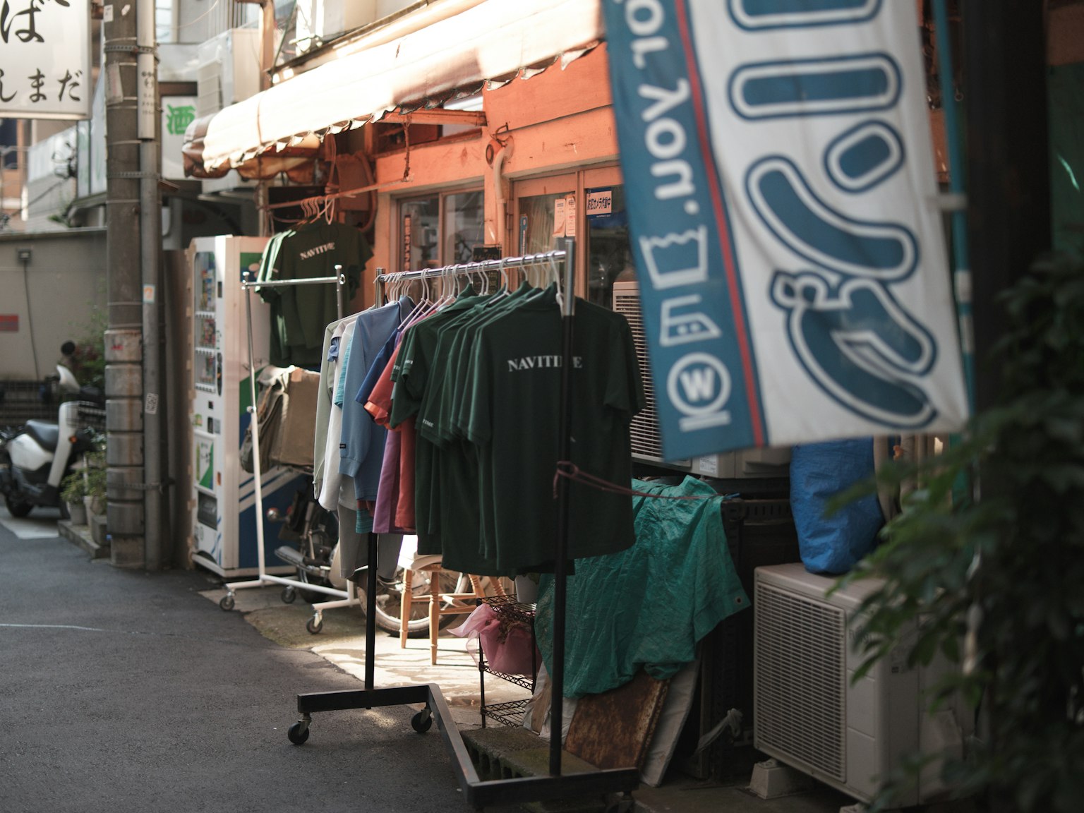 Abbigliamento esposto in un negozio di vicolo stretto