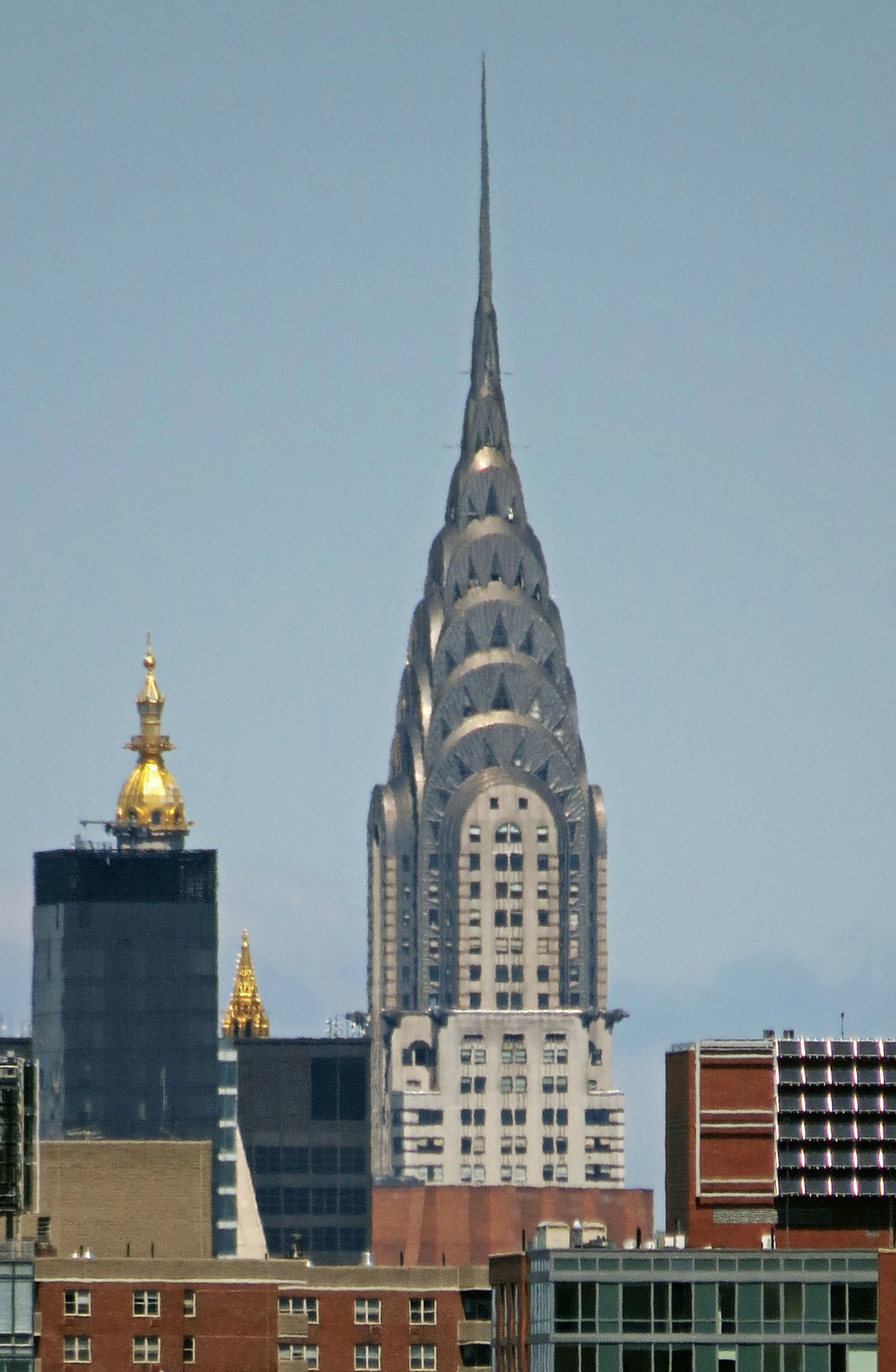 Aguja del Chrysler Building que se eleva contra un cielo azul claro