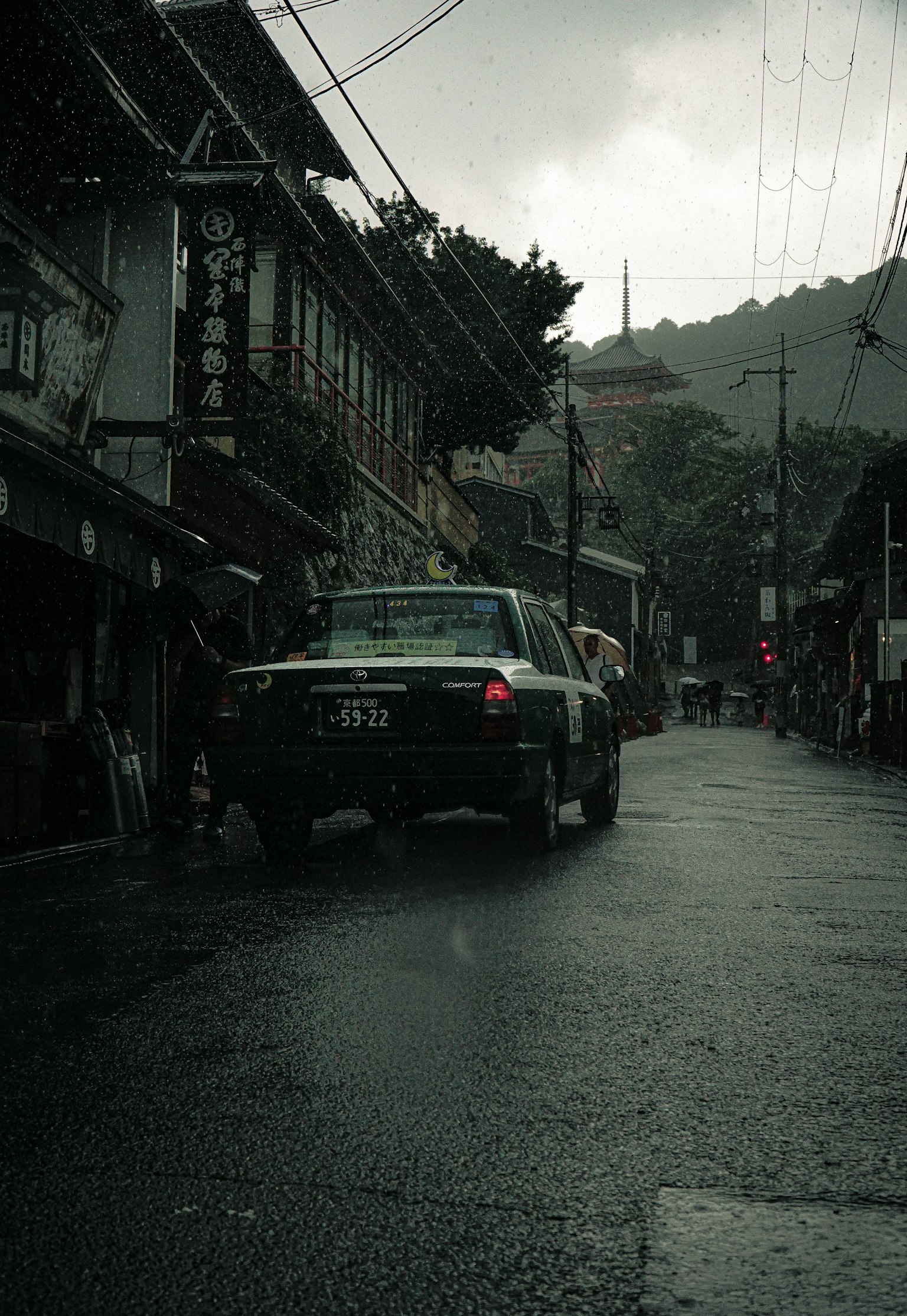 在雨天停靠的計程車和傳統建築的街道