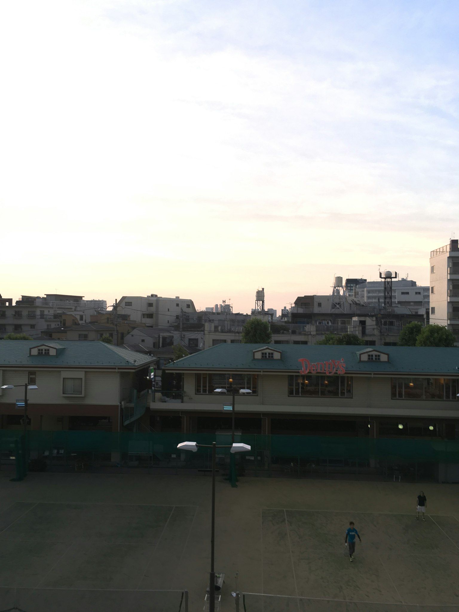 Paysage urbain avec des bâtiments sous un ciel pastel au crépuscule