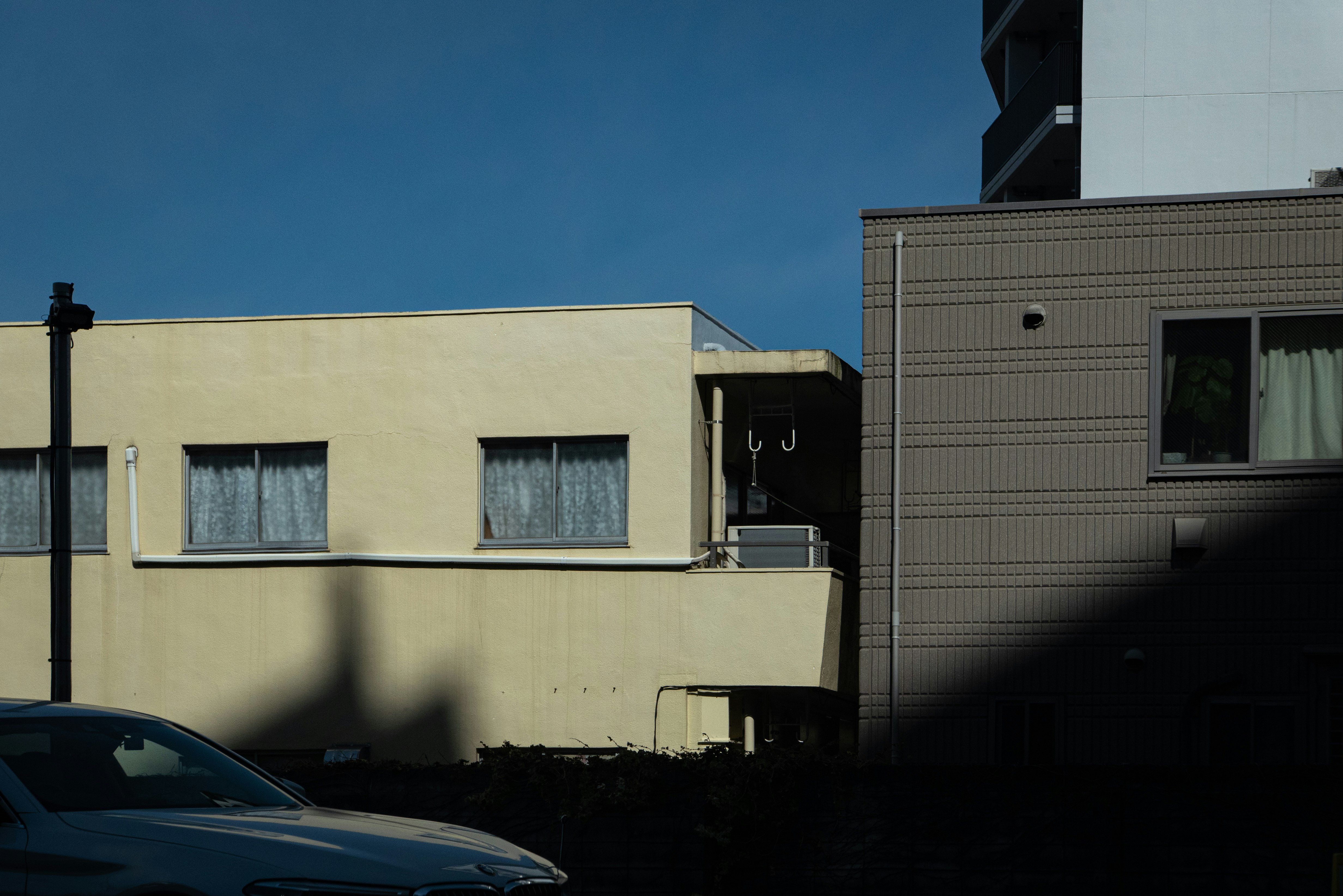 callejón con edificios residenciales y coches estacionados