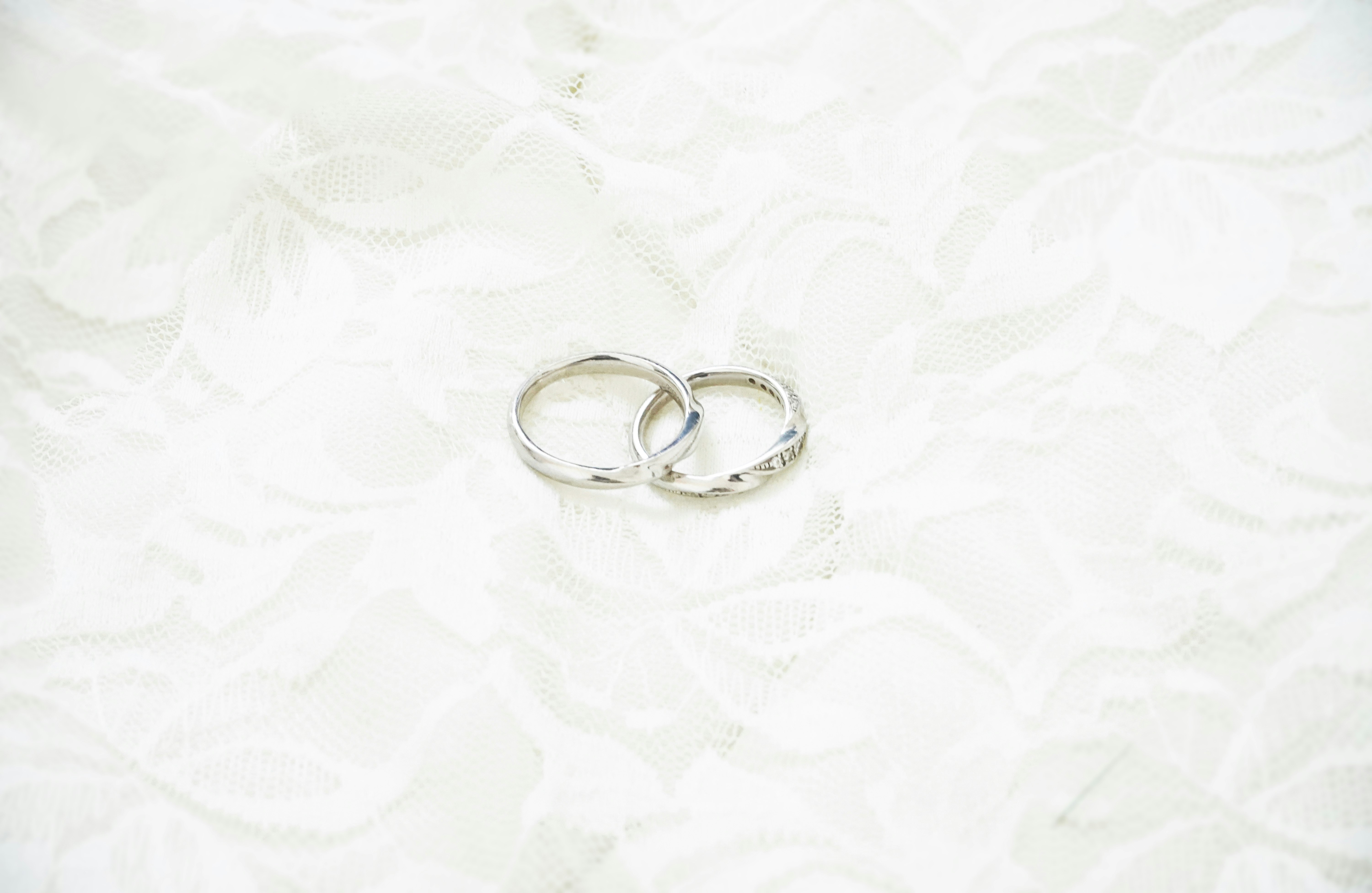 白い布の上に置かれた結婚指輪