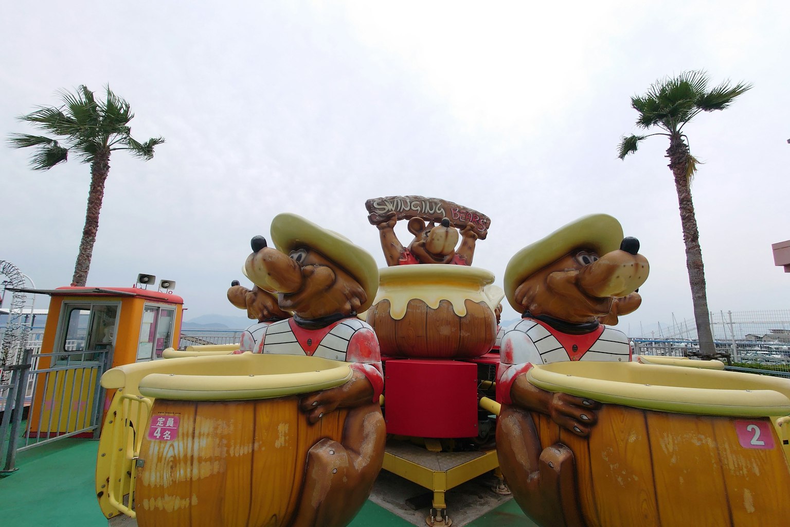 Attrazione di parco divertimenti con personaggi orso seduti su barili