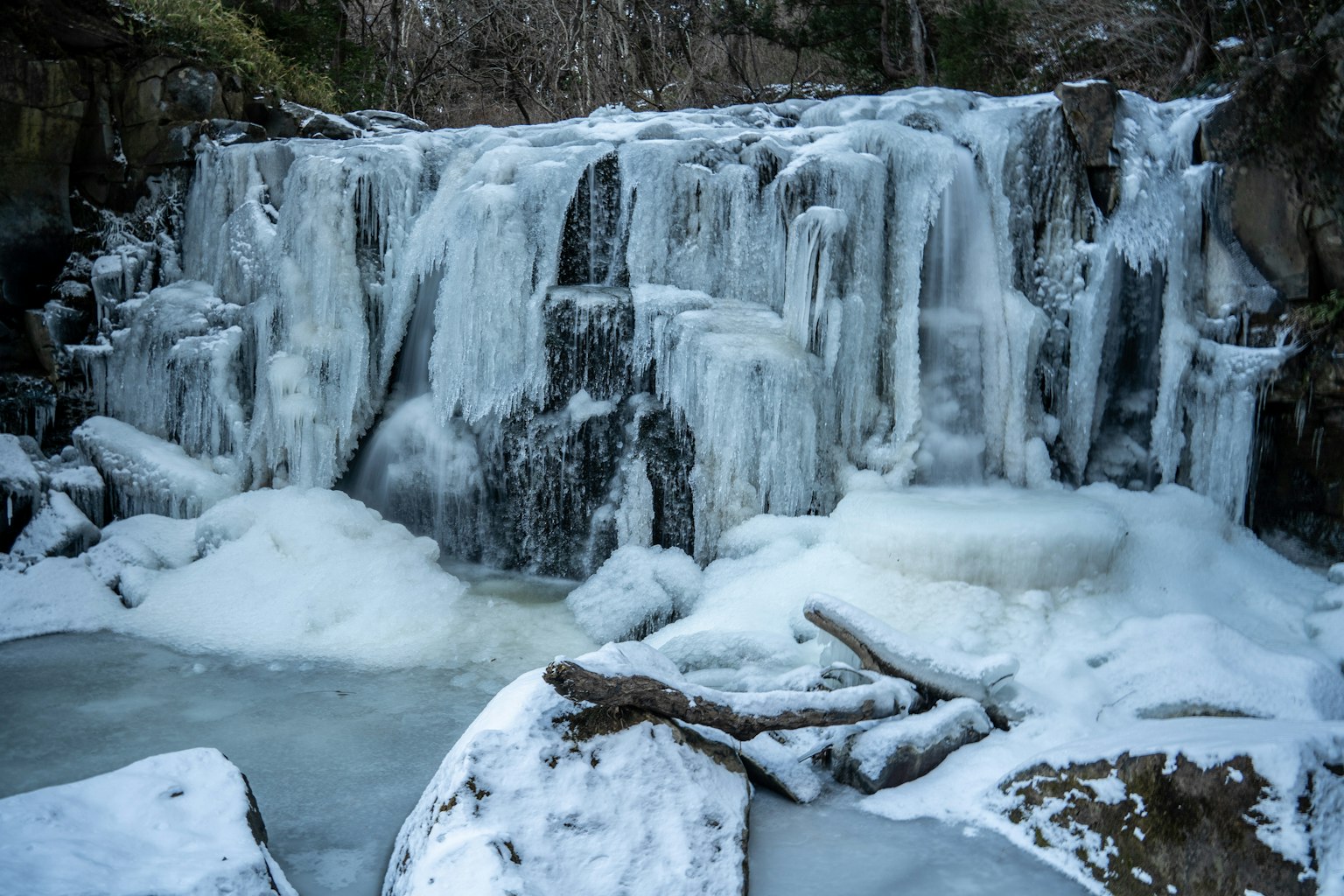 Gefrorener Wasserfall mit eisbedeckten Felsen