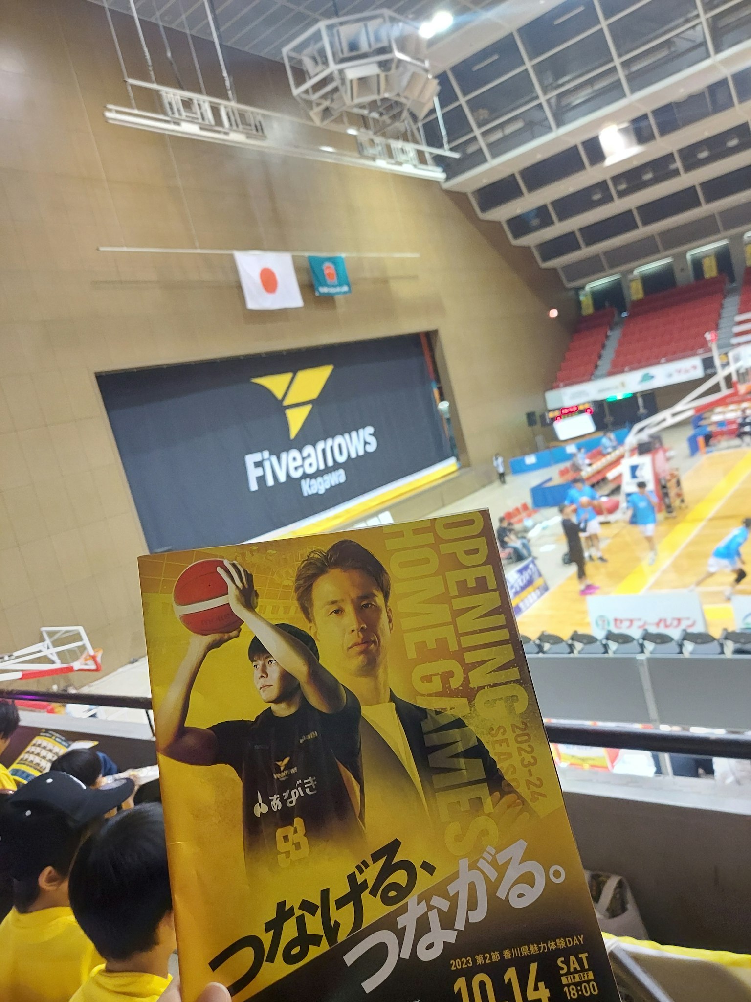 籃球賽觀眾席的視角 五箭隊的橫幅和宣傳海報可見