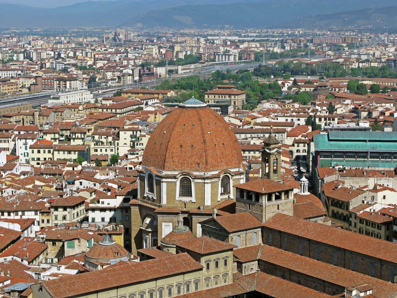 Vista panoramica di Firenze con la cupola e i tetti rossi