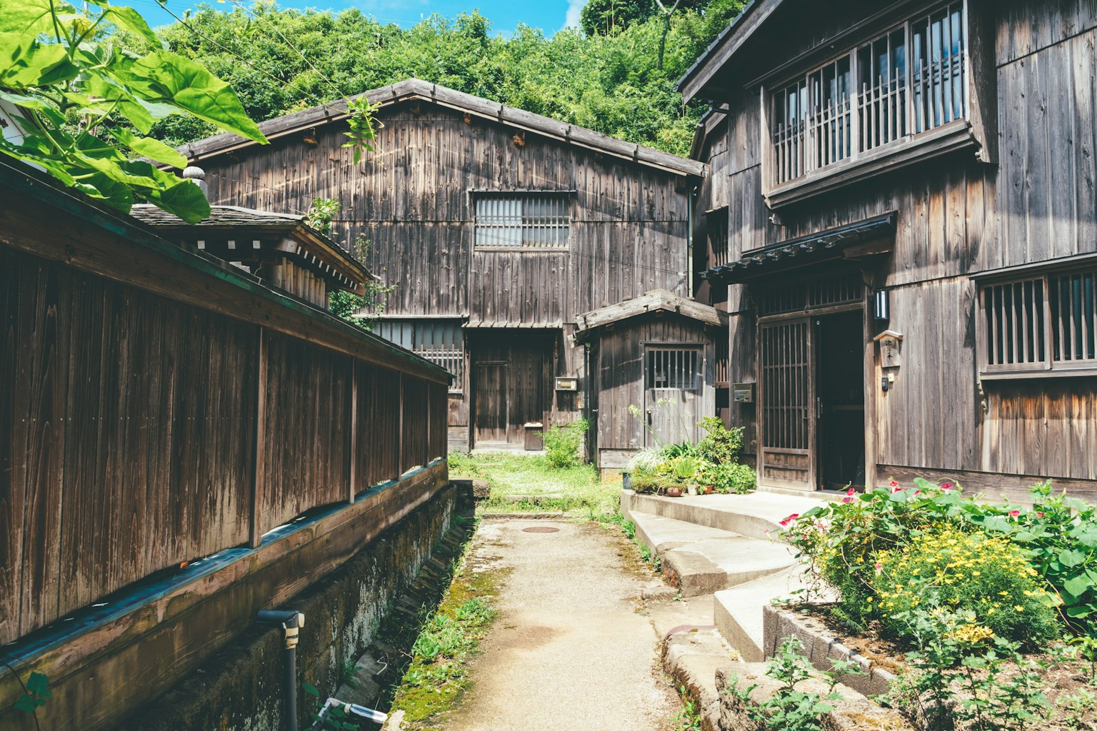 传统木屋沿着安静小道的风景